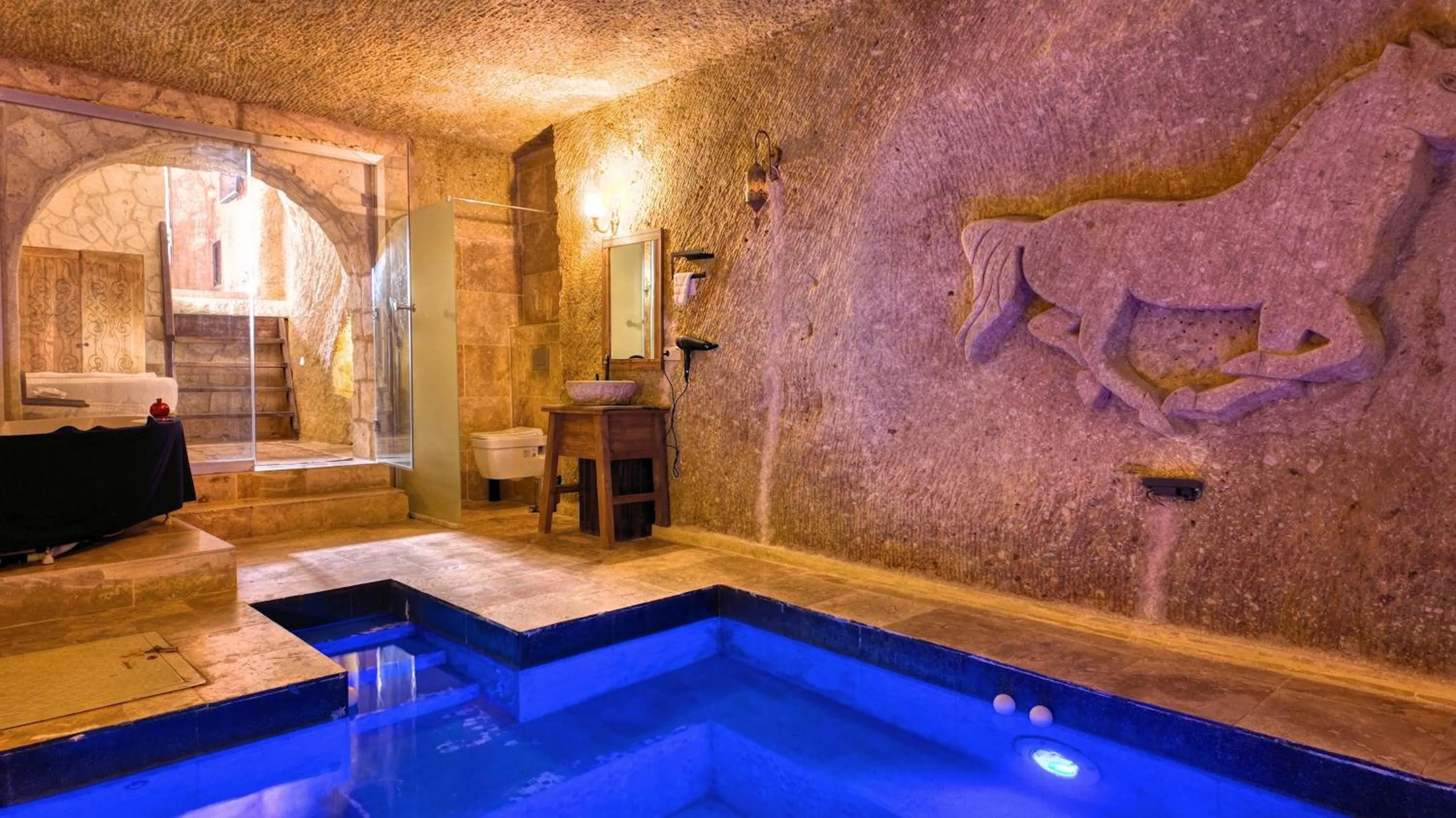 Swimming pool in Vanessa Cave Hotel