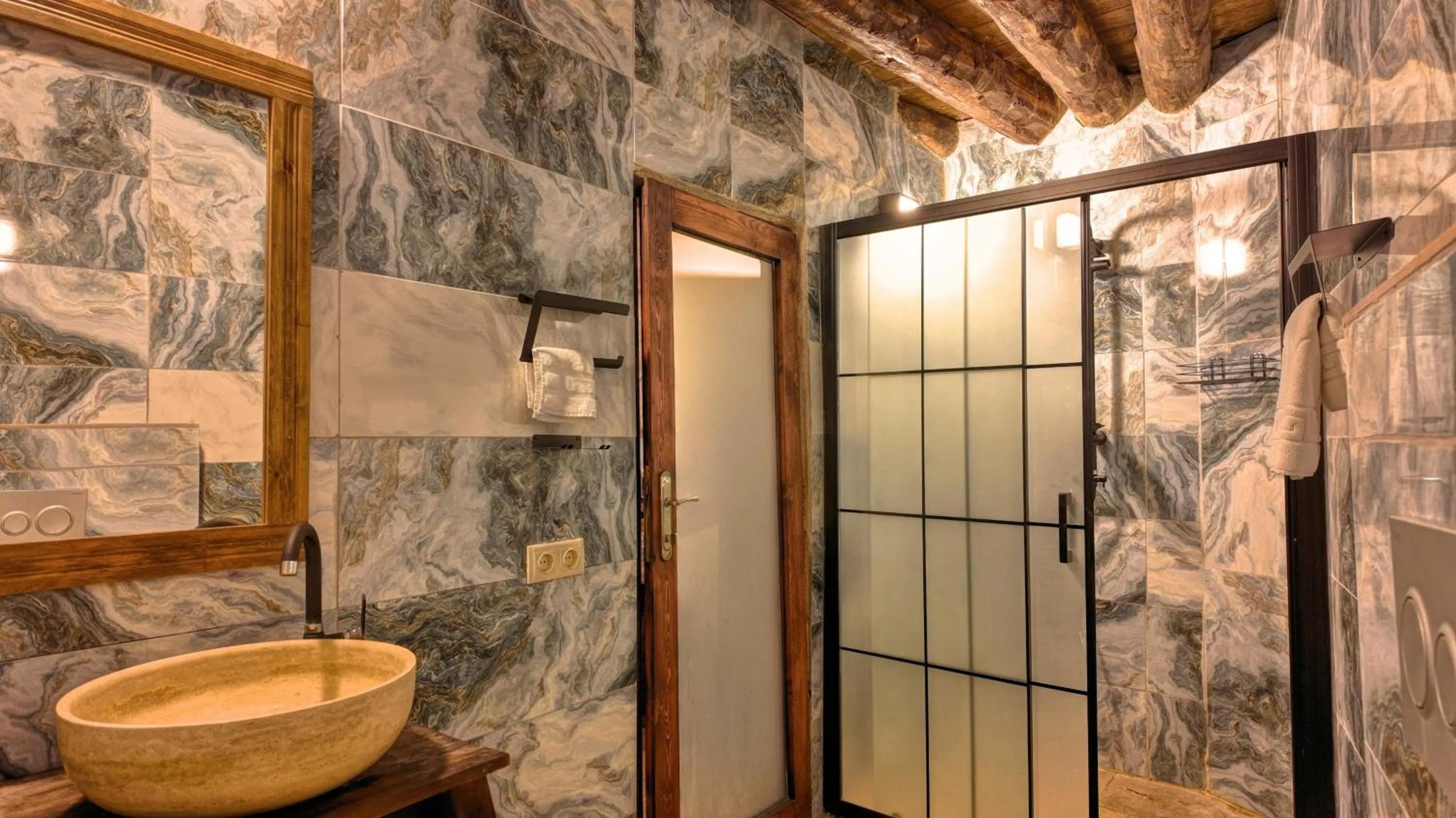 Toilet in Vanessa Cave Hotel