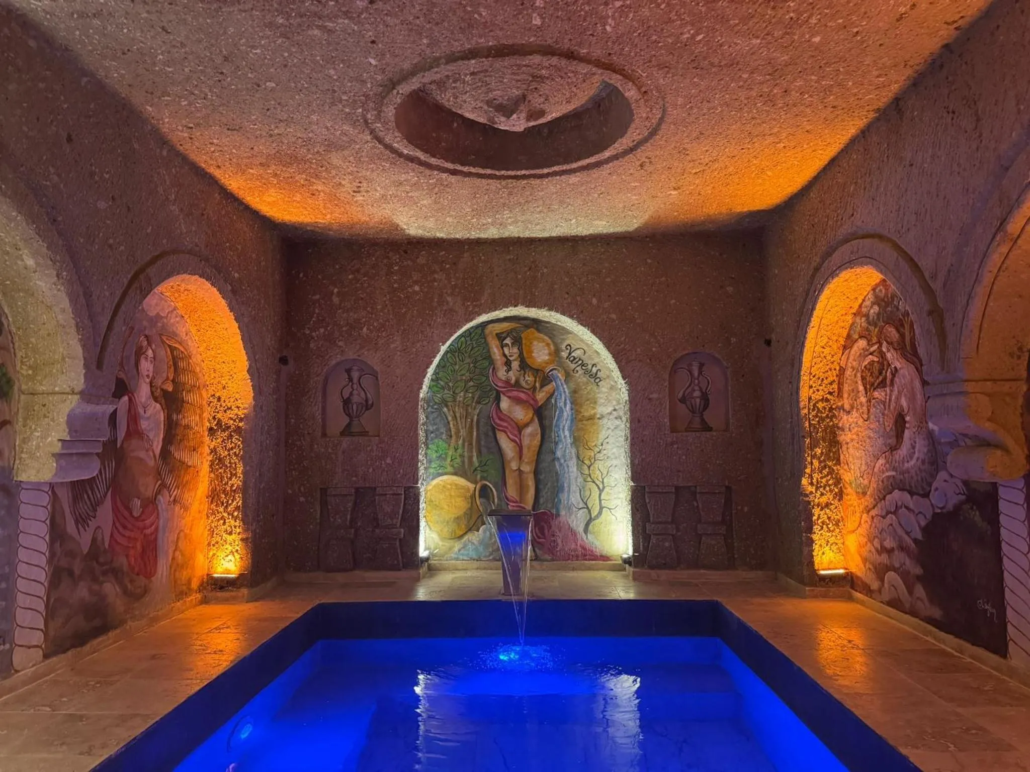 Swimming pool in Vanessa Cave Hotel