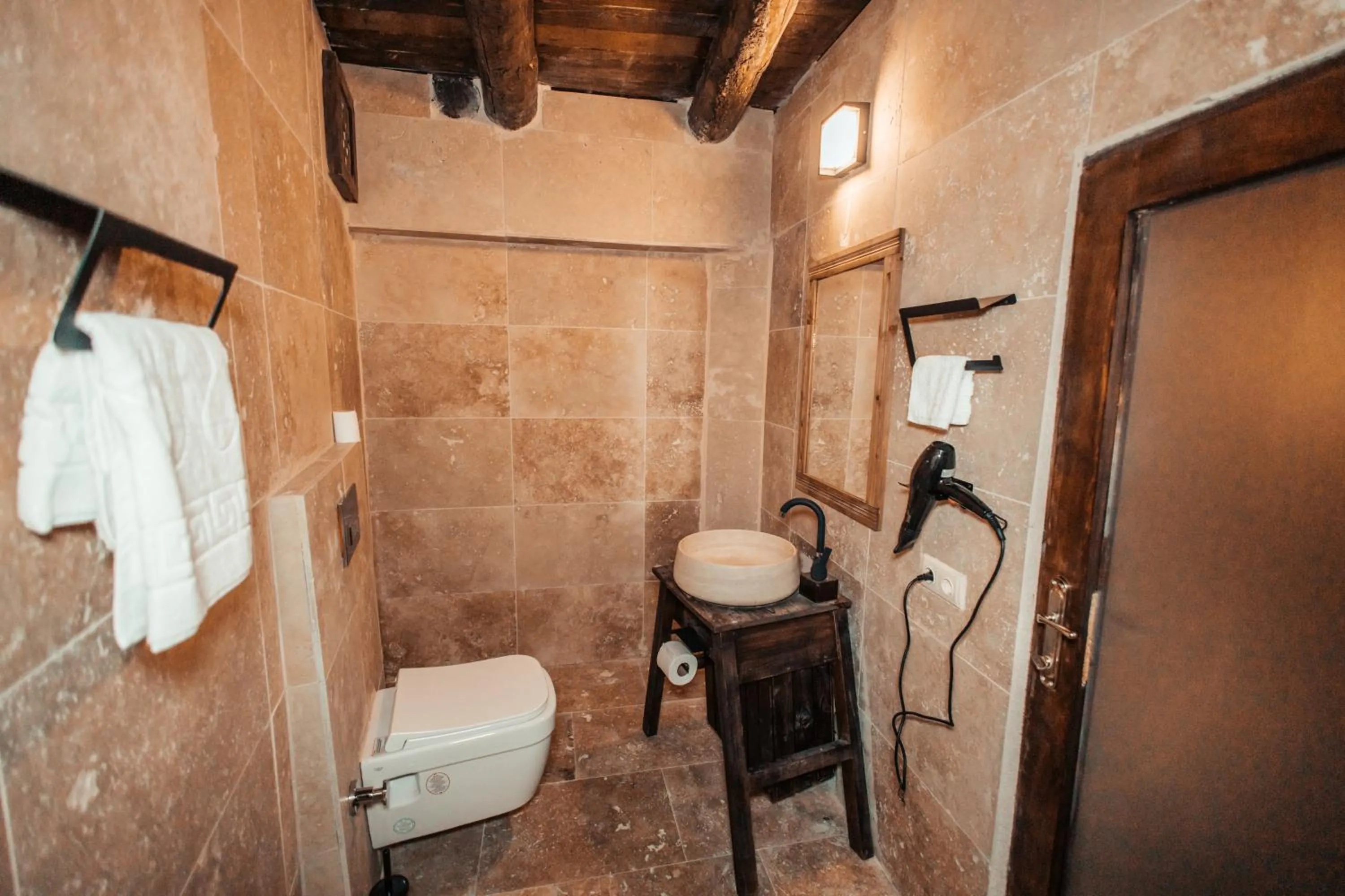 Toilet in Vanessa Cave Hotel