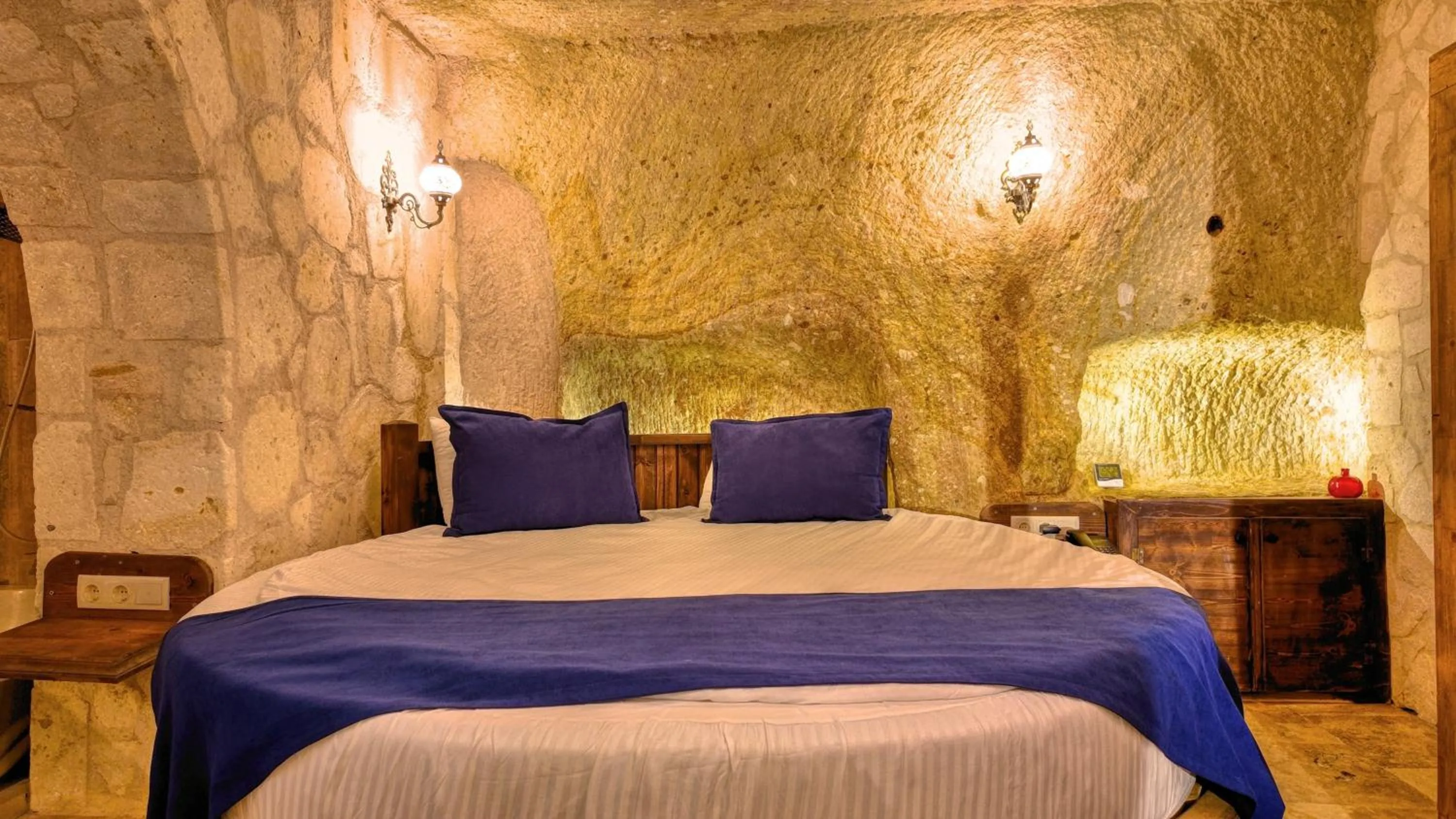 Bedroom, Bed in Vanessa Cave Hotel