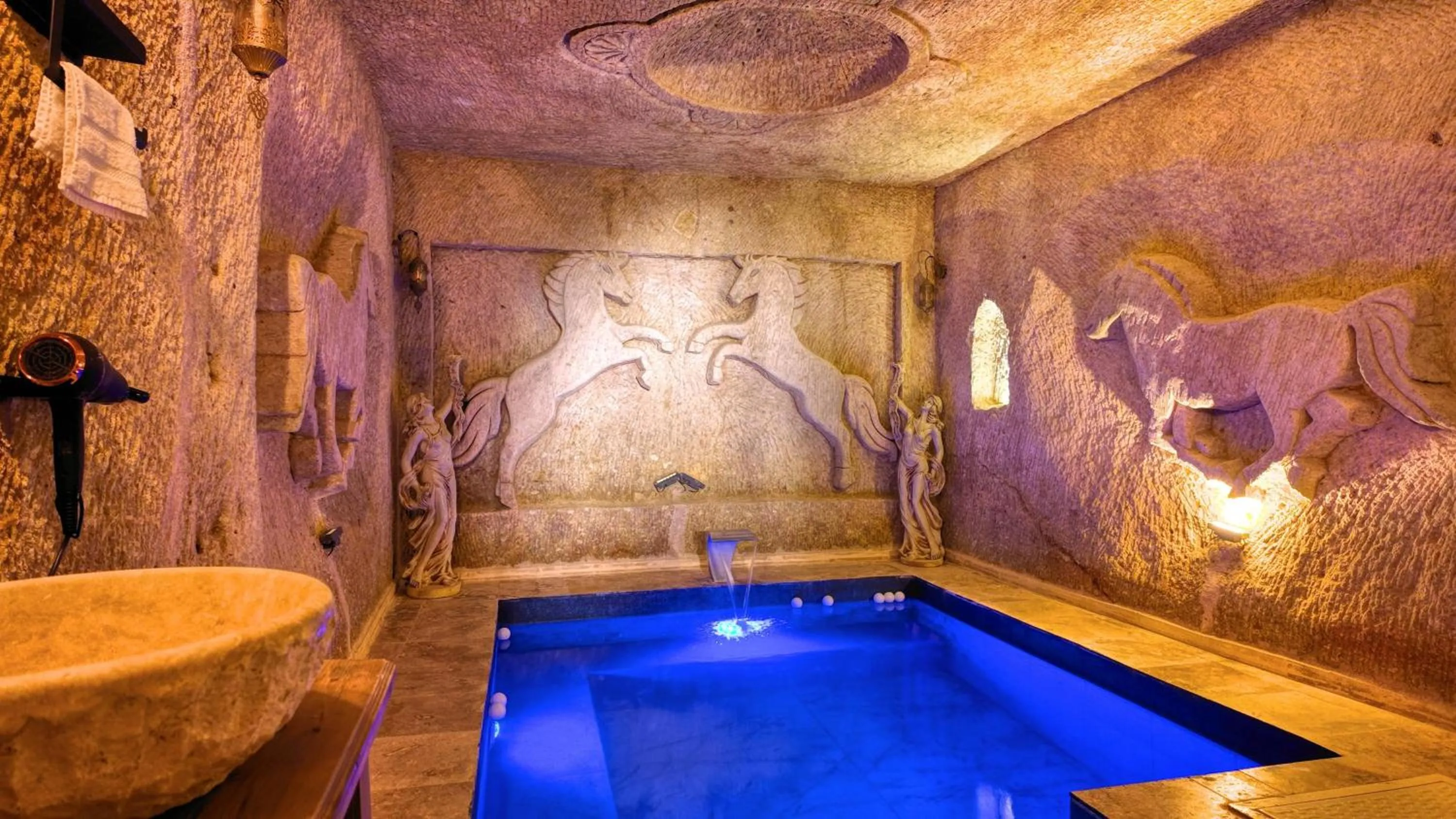 Swimming pool in Vanessa Cave Hotel