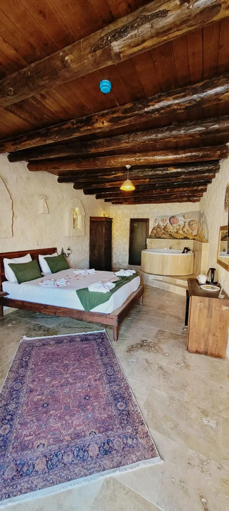Photo of the whole room, Bed in Vanessa Cave Hotel