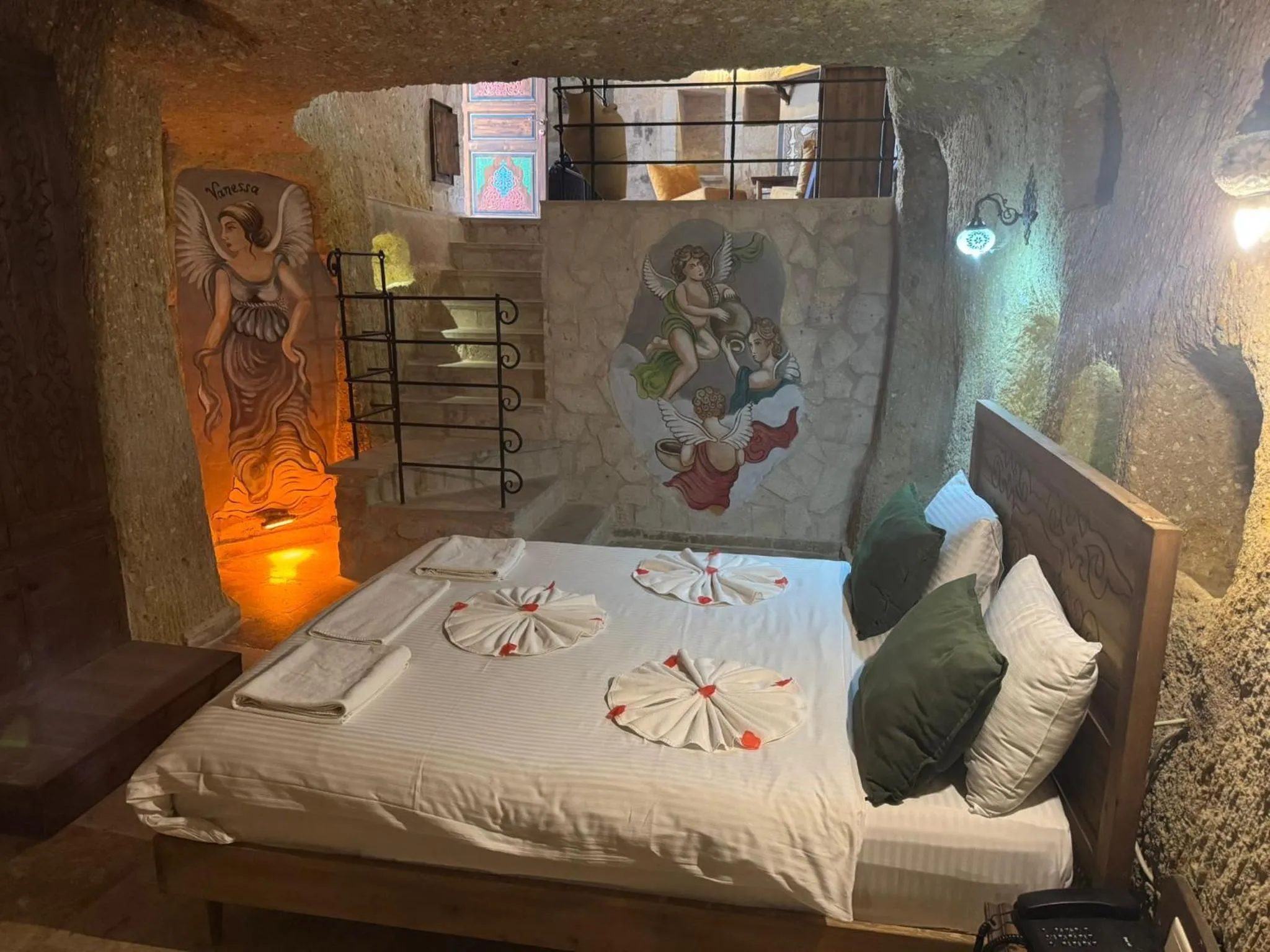 Pool view, Bed in Vanessa Cave Hotel
