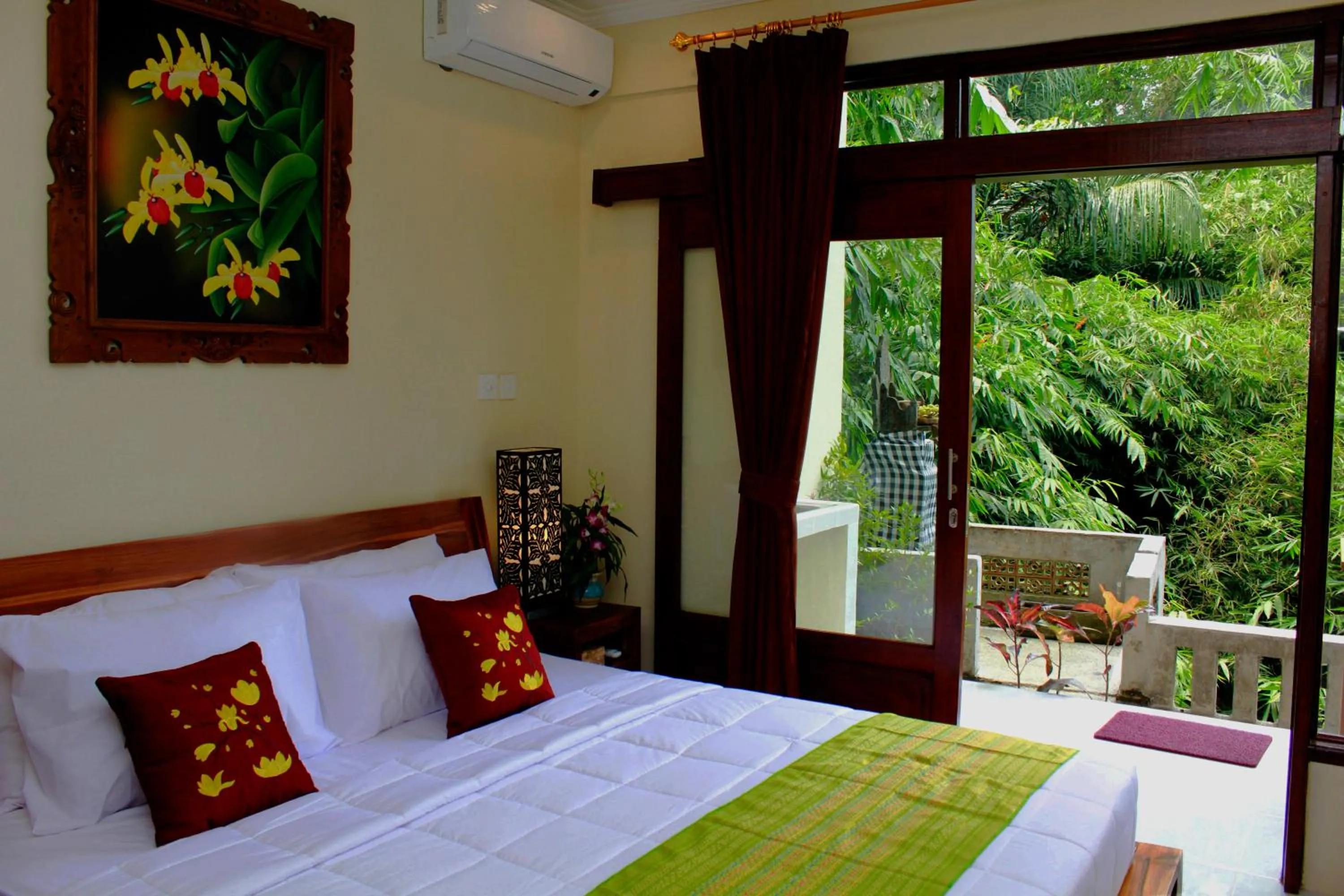 Garden view, Bed in Manwarsa Guest House