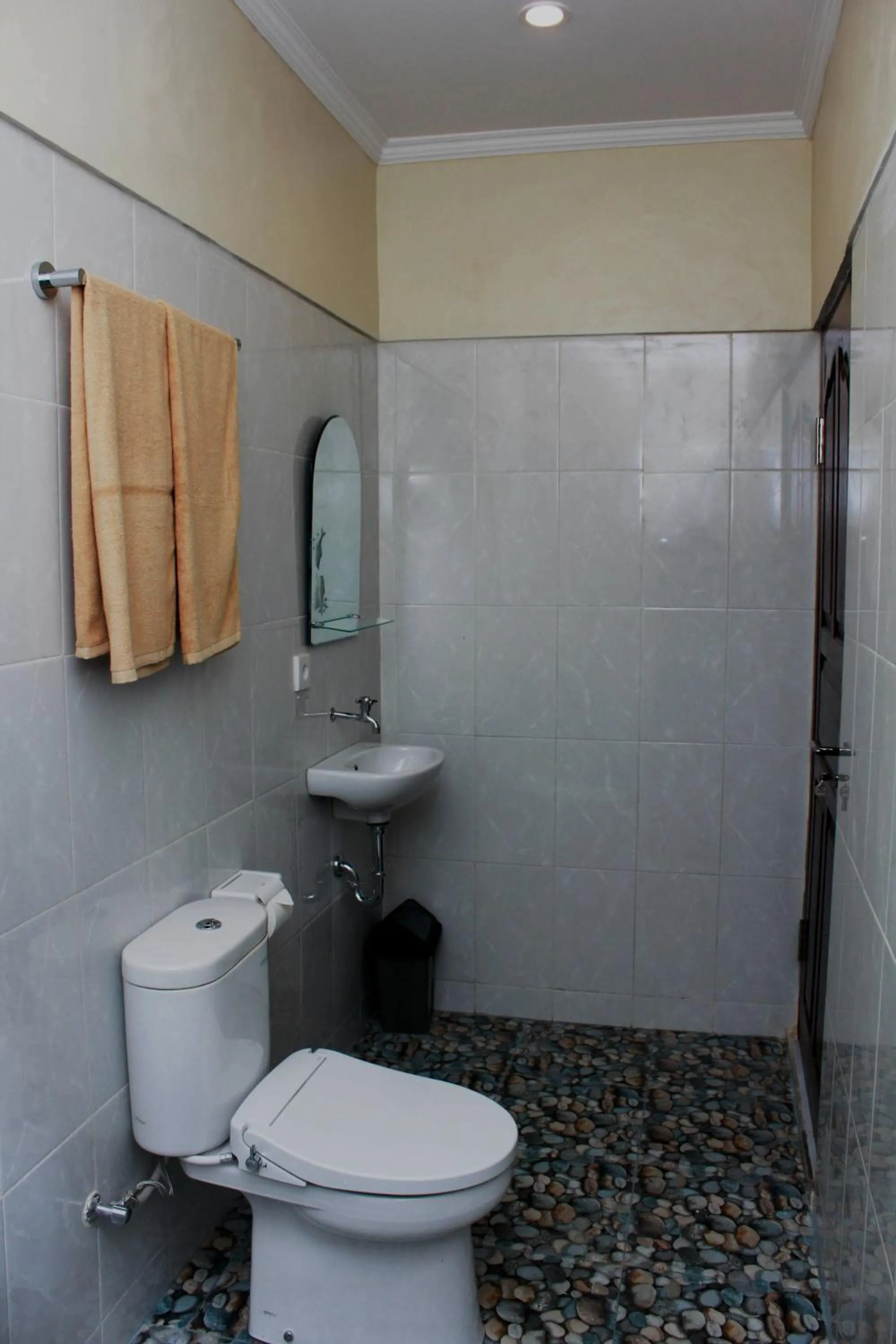Shower in Manwarsa Guest House