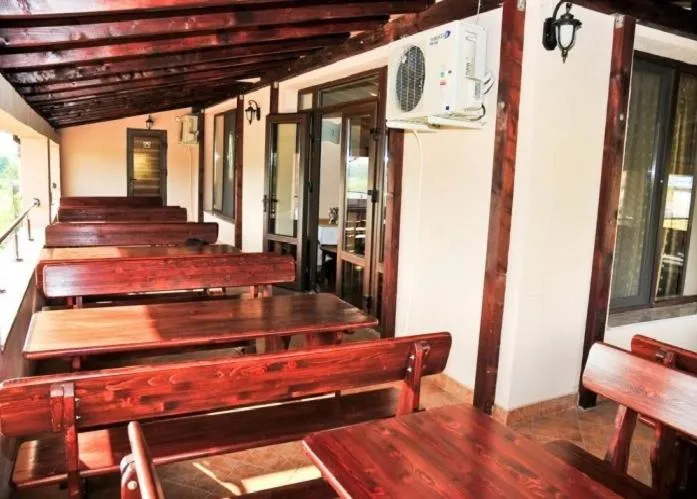 Restaurant/places to eat in JRB Hotel