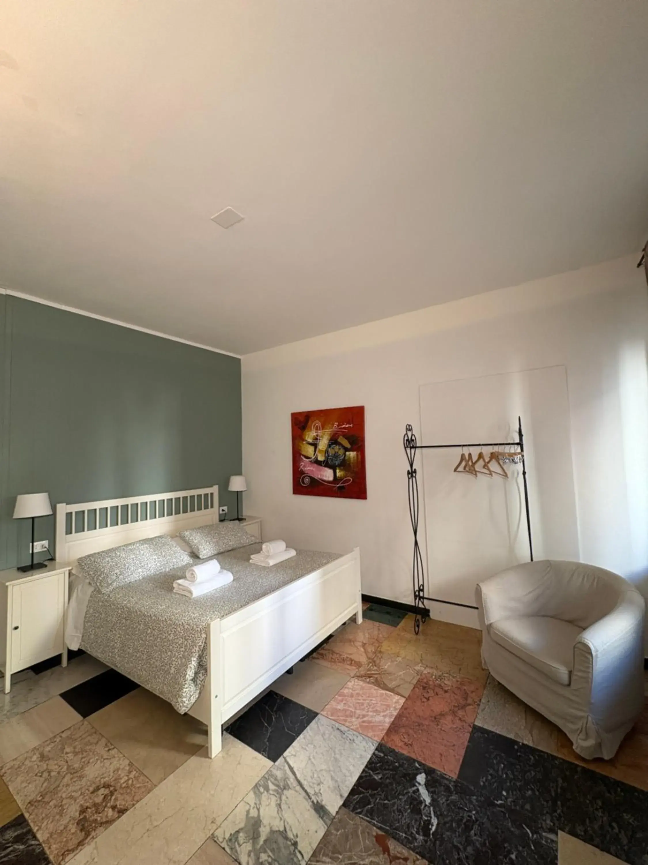 Standard Double Room with Shared Bathroom in Delle Rose Rooms - Le Arche Verona Standard Double Room with Shared Bathroom in Delle Rose Rooms - Le Arche Verona