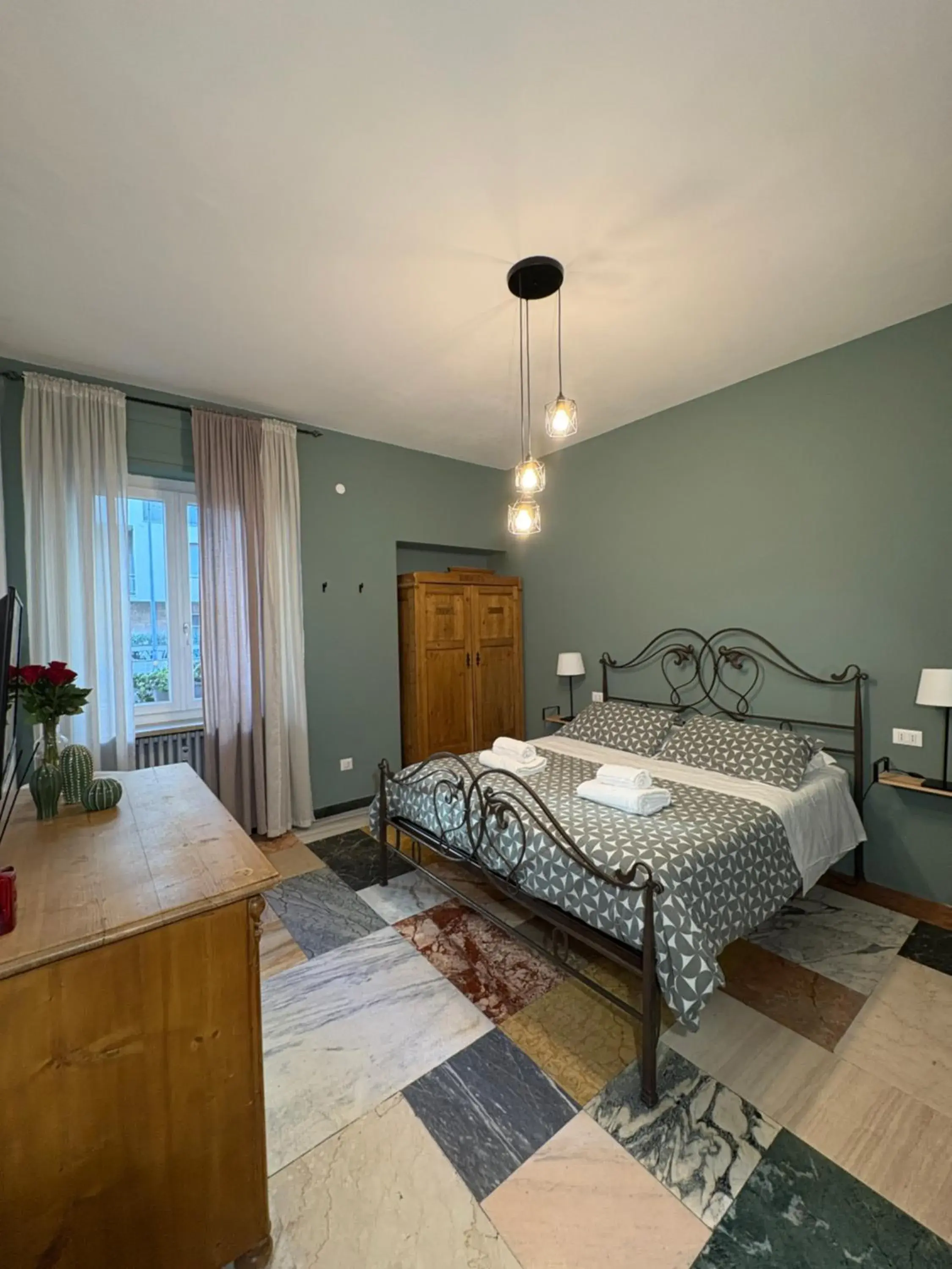 Double Room with Shared Bathroom in Delle Rose Rooms - Le Arche Verona Double Room with Shared Bathroom in Delle Rose Rooms - Le Arche Verona