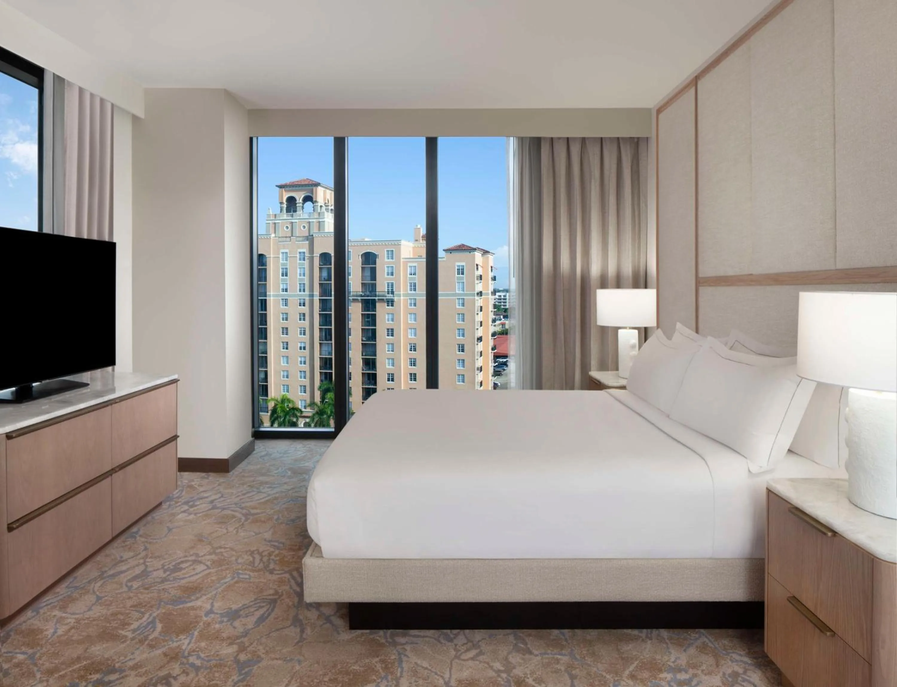 Living room, Bed in Hilton West Palm Beach