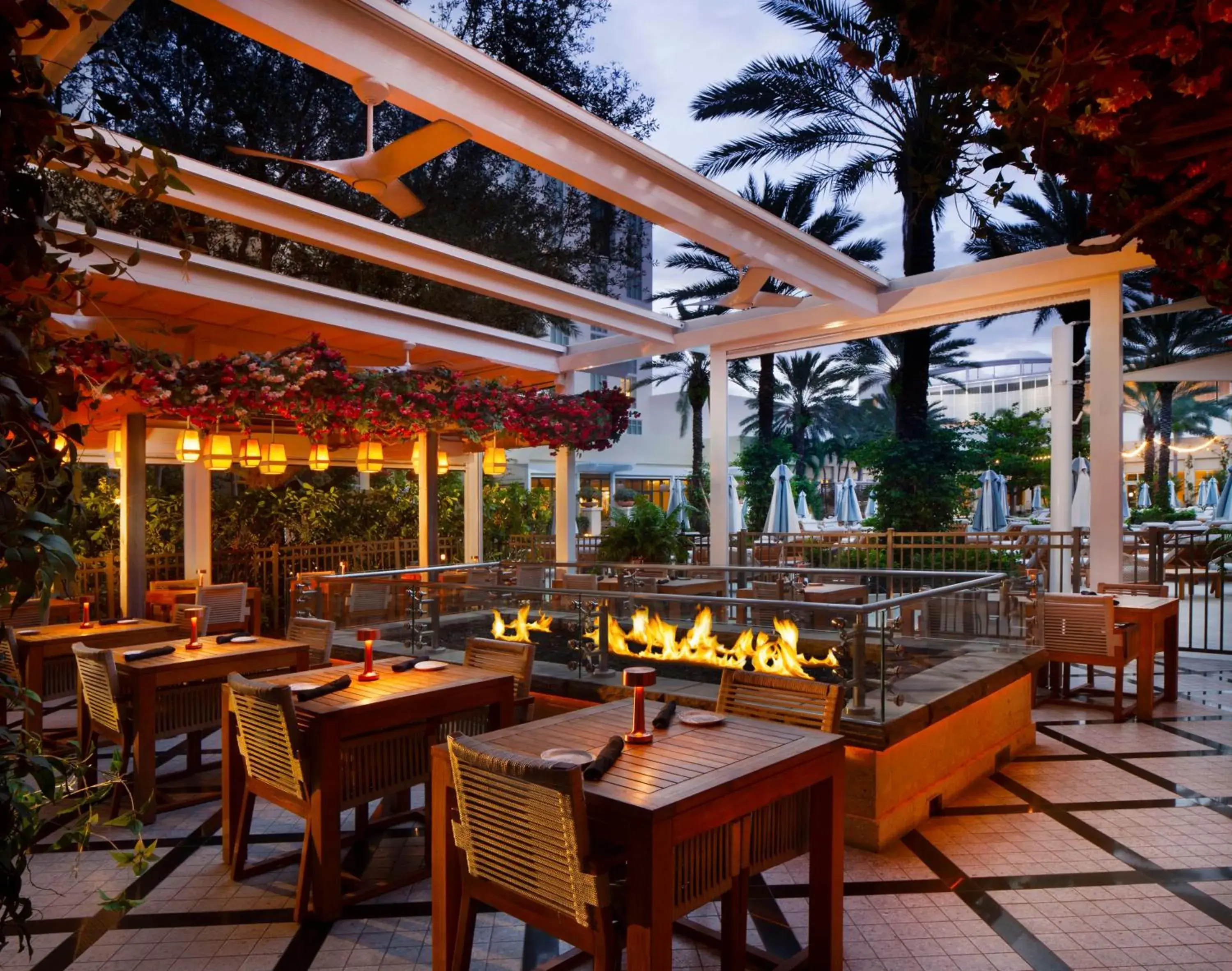 Lounge or bar in Hilton West Palm Beach Lounge or bar in Hilton West Palm Beach