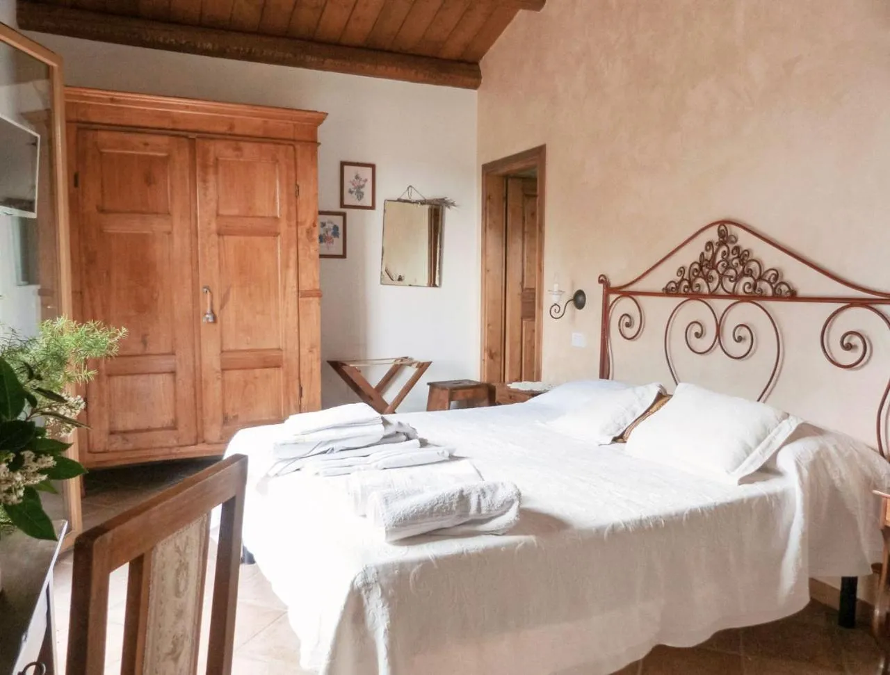 Photo of the whole room, Bed in Pian del Pigro