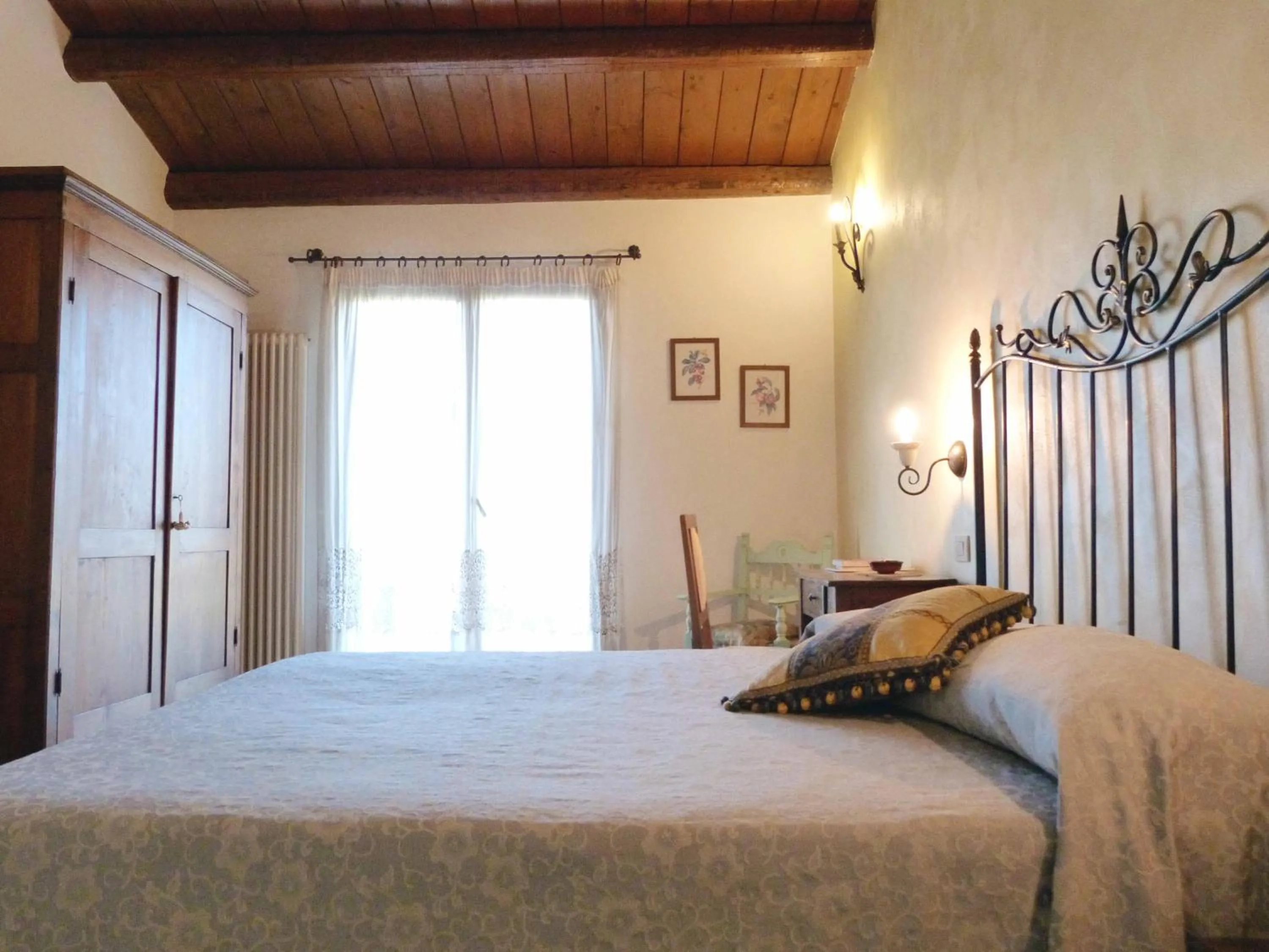Photo of the whole room, Bed in Pian del Pigro