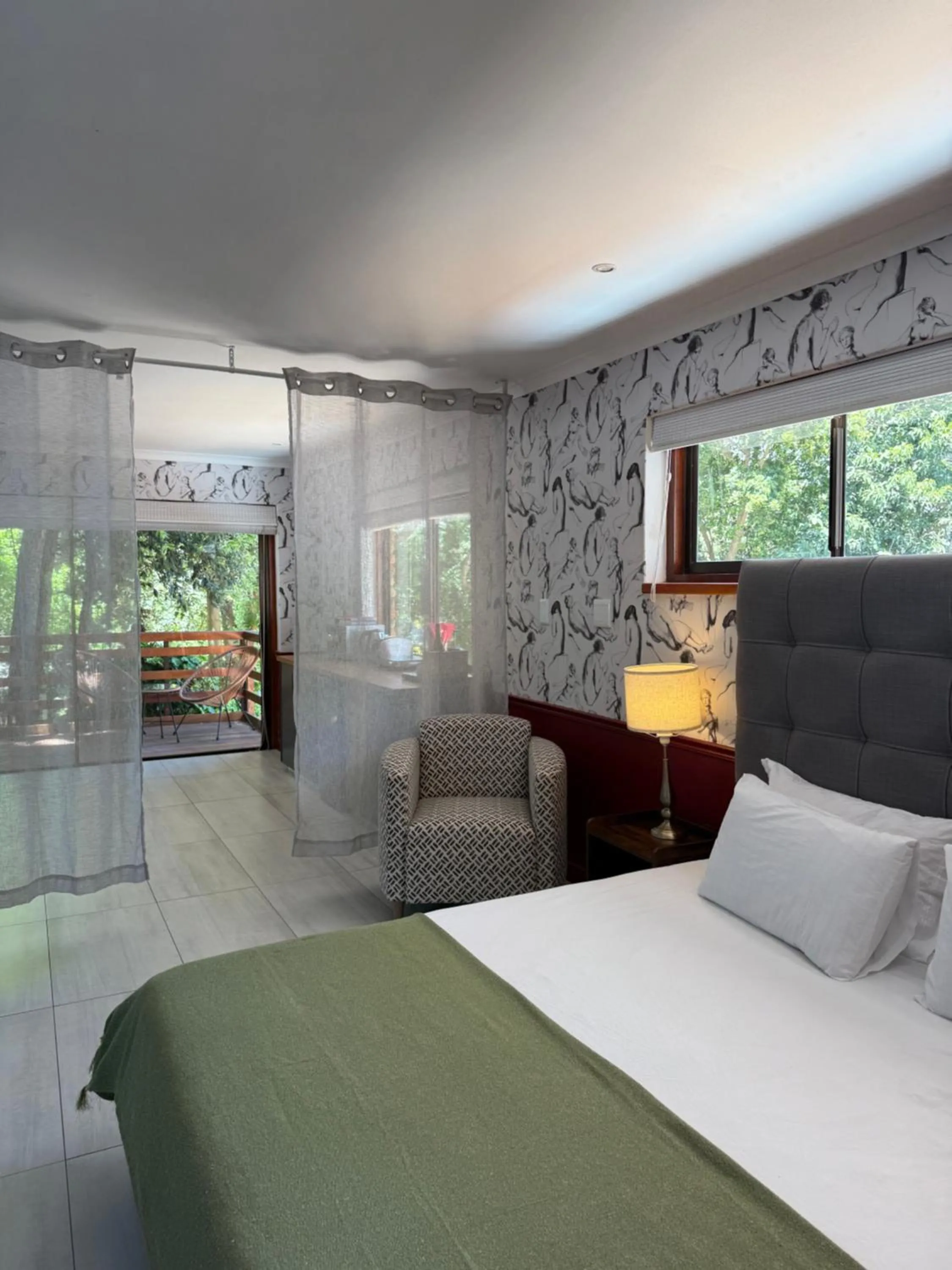 One-Bedroom Apartment with Balcony and Mountain View   in Tranquility