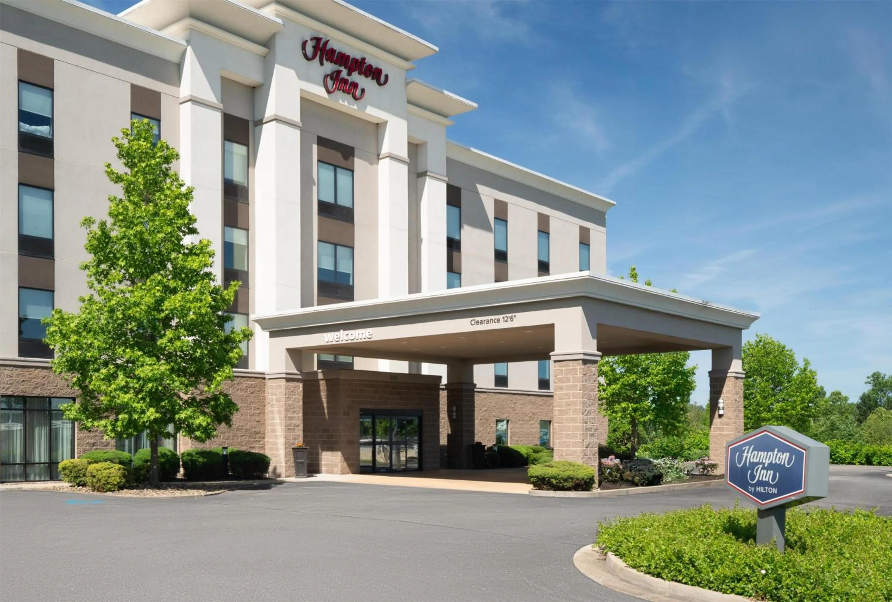 Property building in Hampton Inn Fairmont