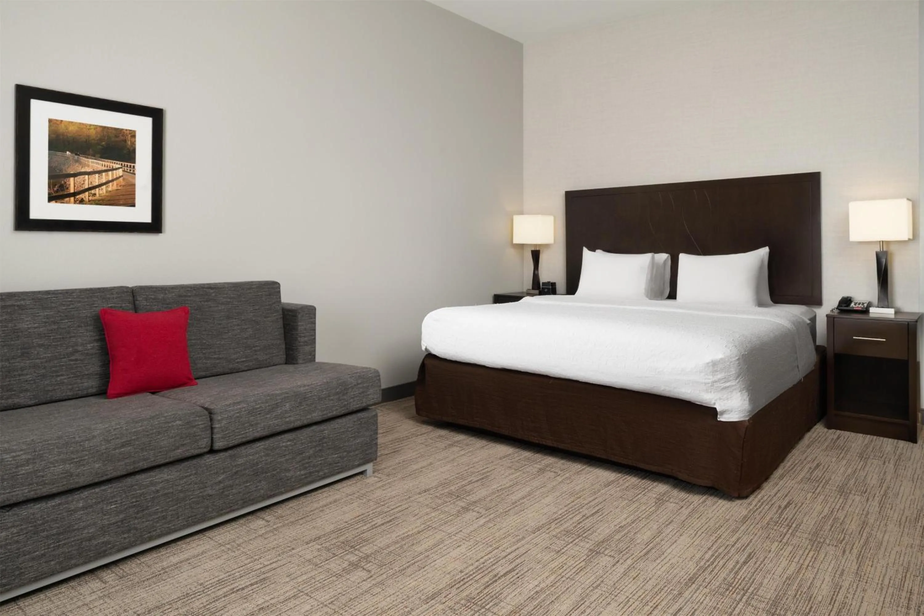 Living room, Bed in Hampton Inn Fairmont