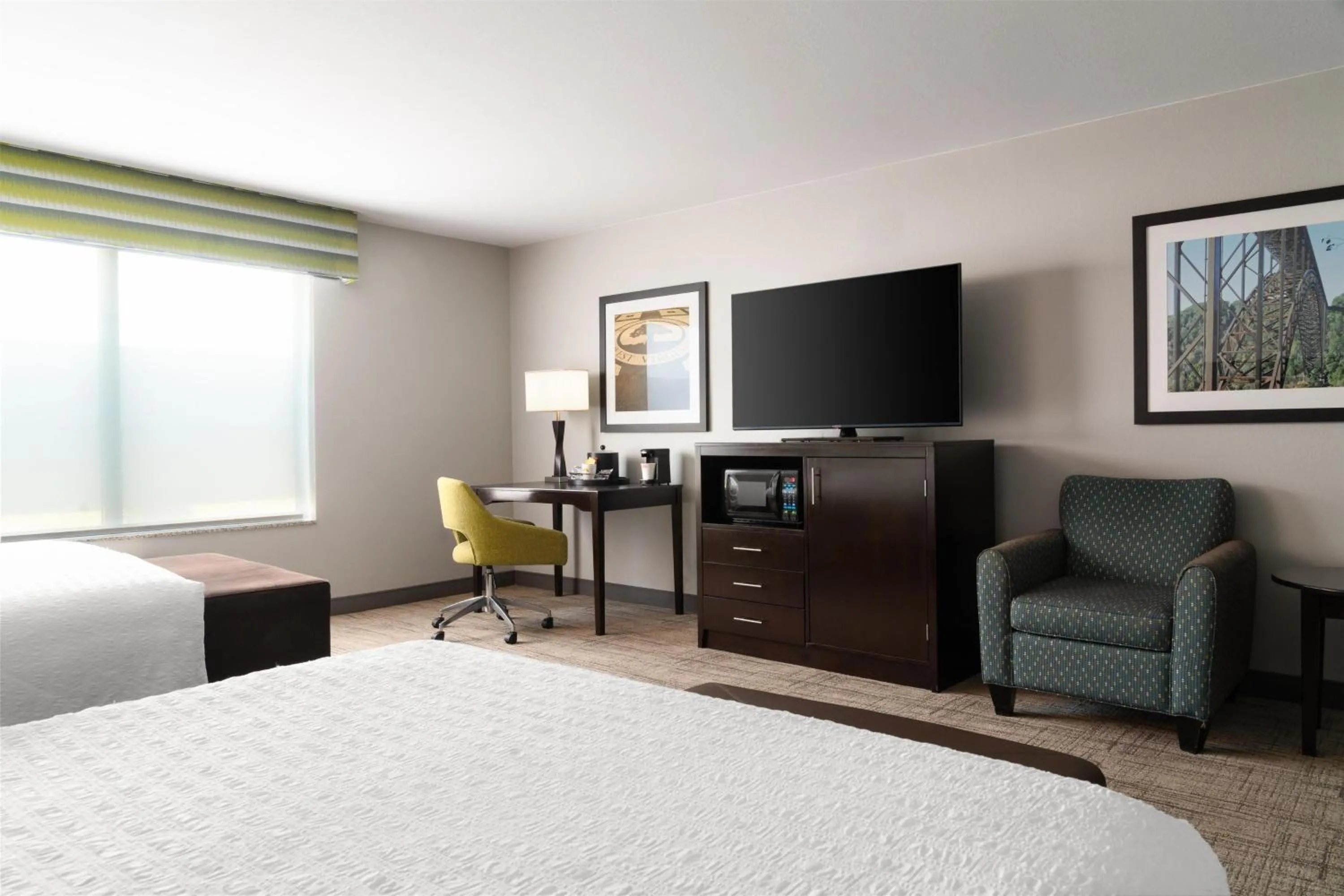 Bedroom, Bed in Hampton Inn Fairmont