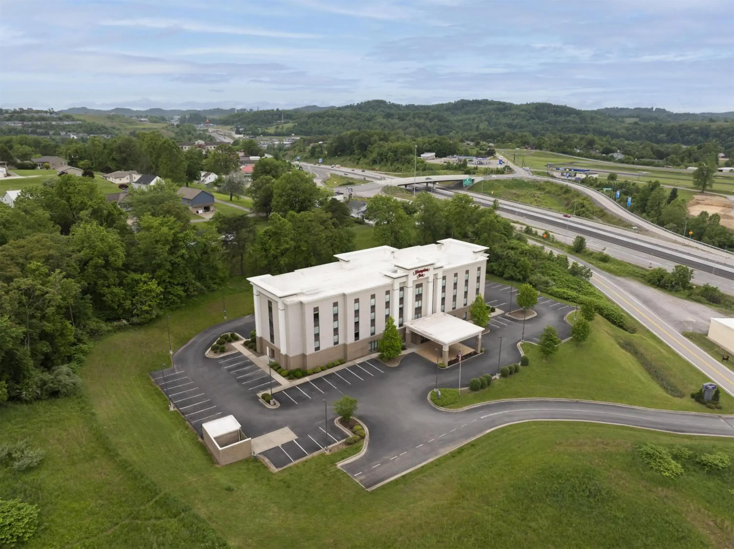 Property building in Hampton Inn Fairmont Property building in Hampton Inn Fairmont
