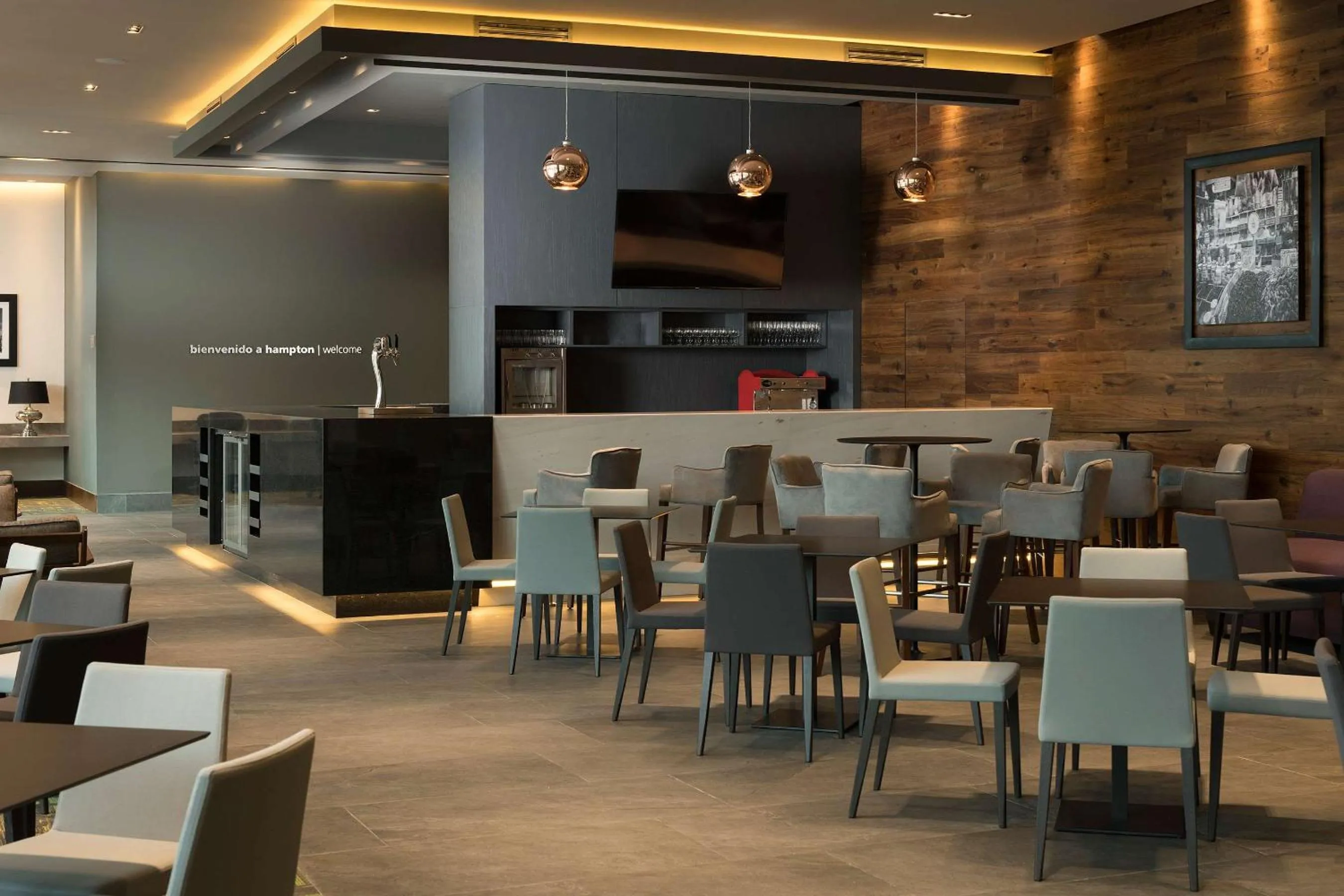 Lounge or bar in Hampton Inn by Hilton Leon