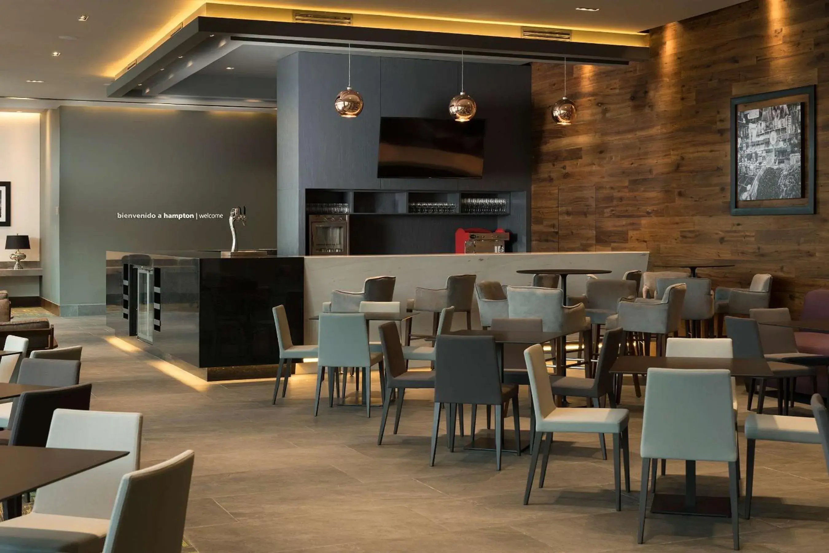 Lounge or bar in Hampton Inn by Hilton Leon Lounge or bar in Hampton Inn by Hilton Leon