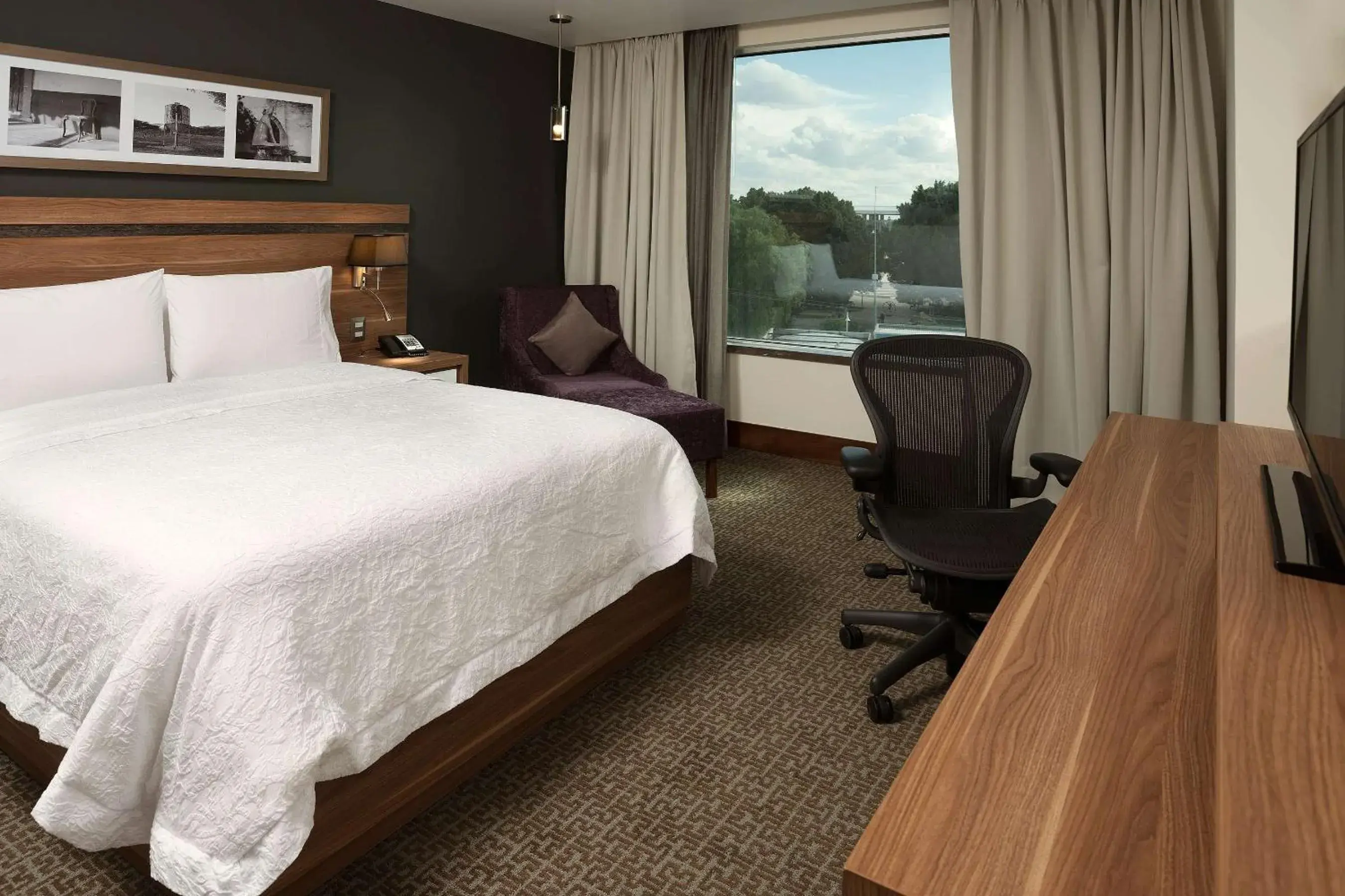 Bedroom, Bed in Hampton Inn by Hilton Leon Bedroom, Bed in Hampton Inn by Hilton Leon