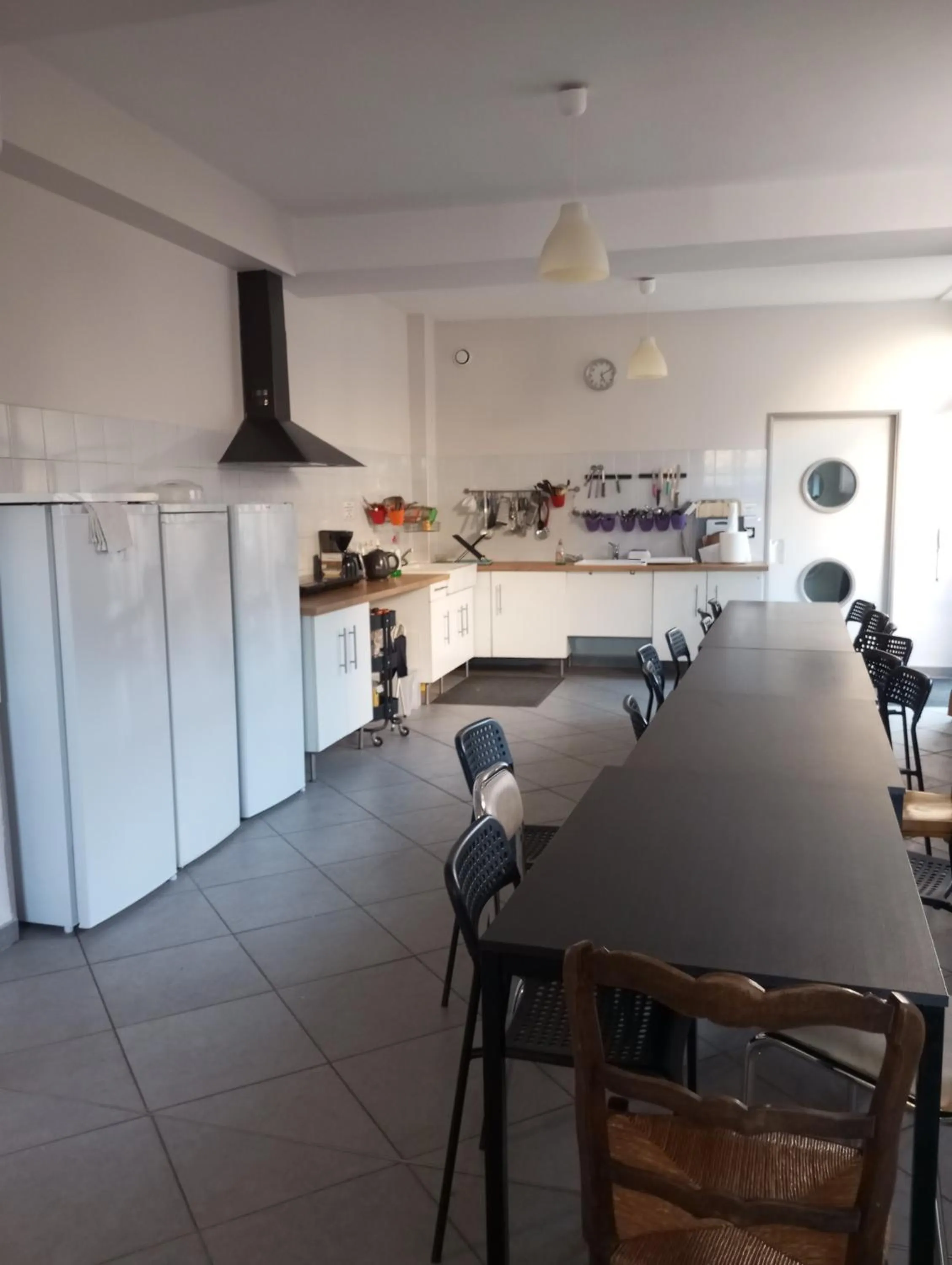 Communal kitchen in Fontaineblhostel hostel & camping near Fontainebleau