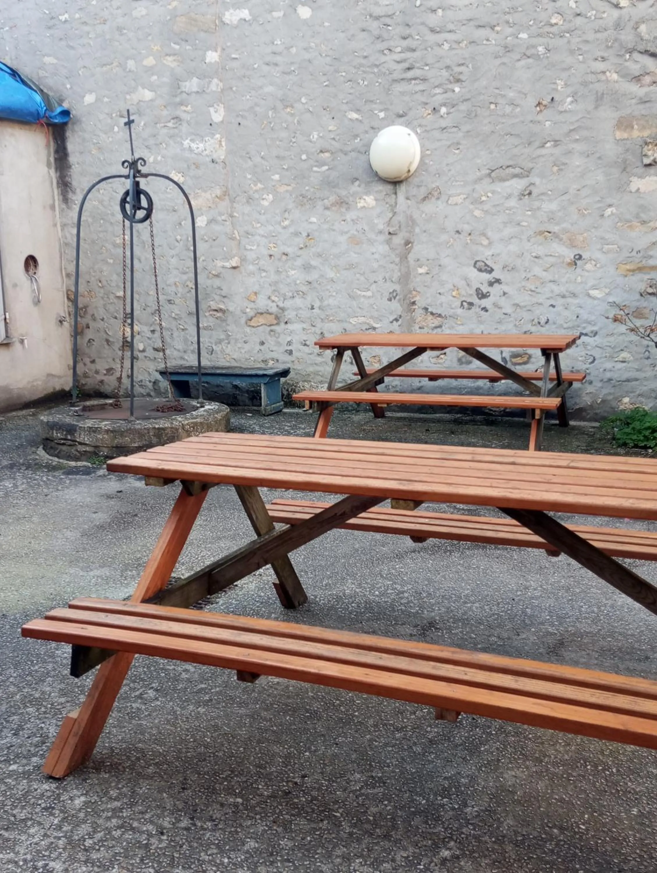 Inner courtyard view in Fontaineblhostel hostel & camping near Fontainebleau