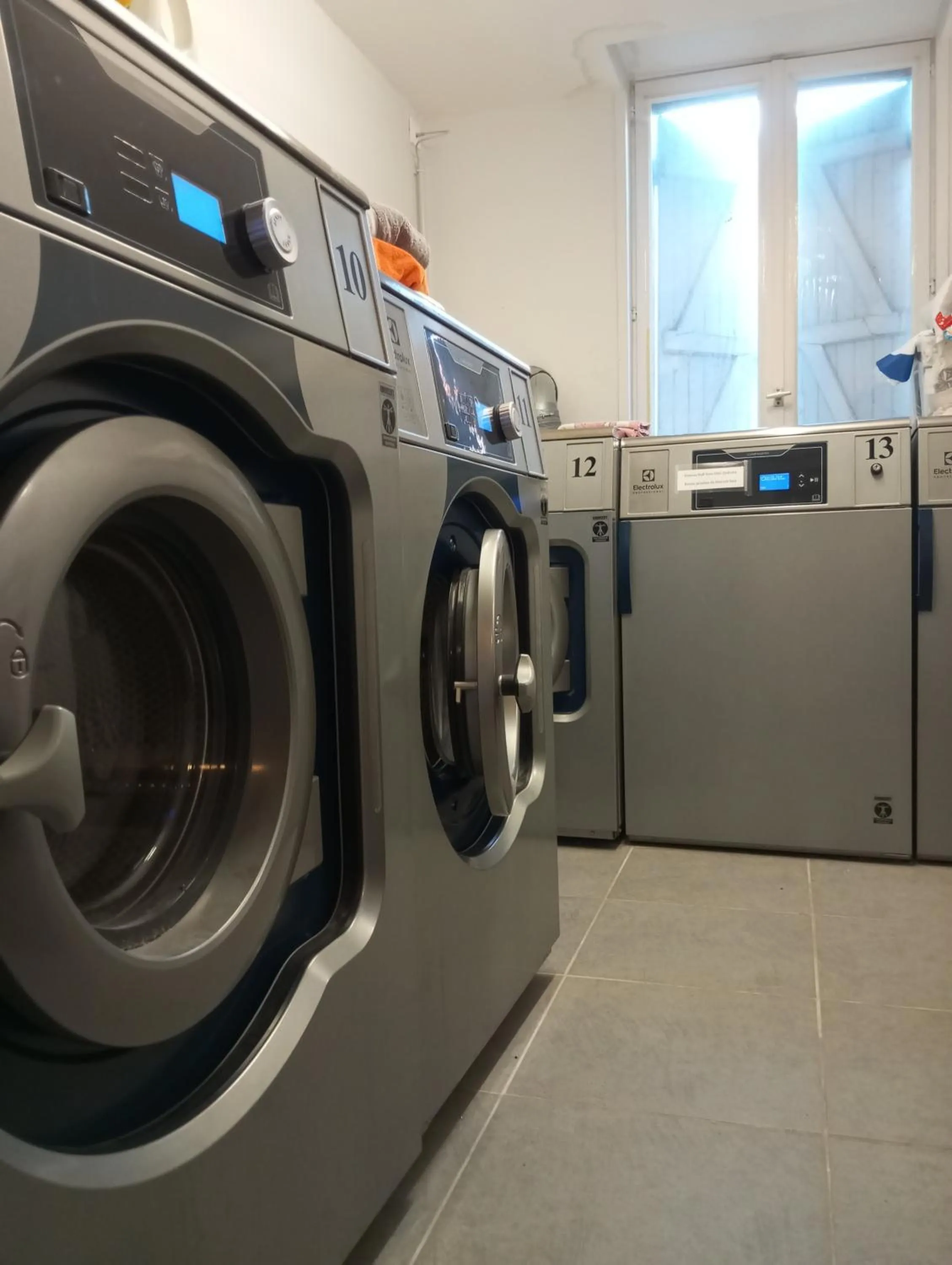 washing machine in Fontaineblhostel hostel & camping near Fontainebleau