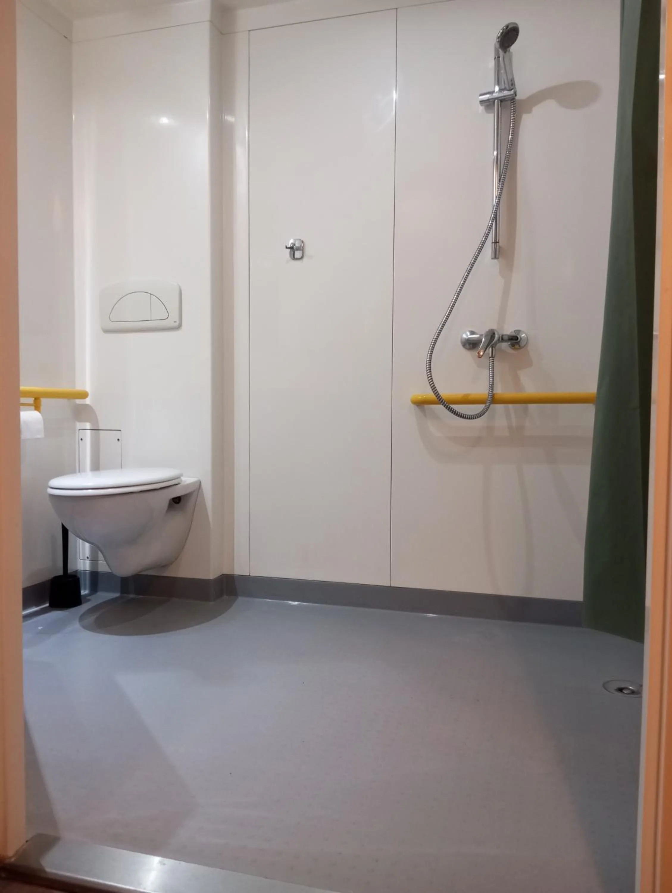 Bathroom in Fontaineblhostel hostel & camping near Fontainebleau