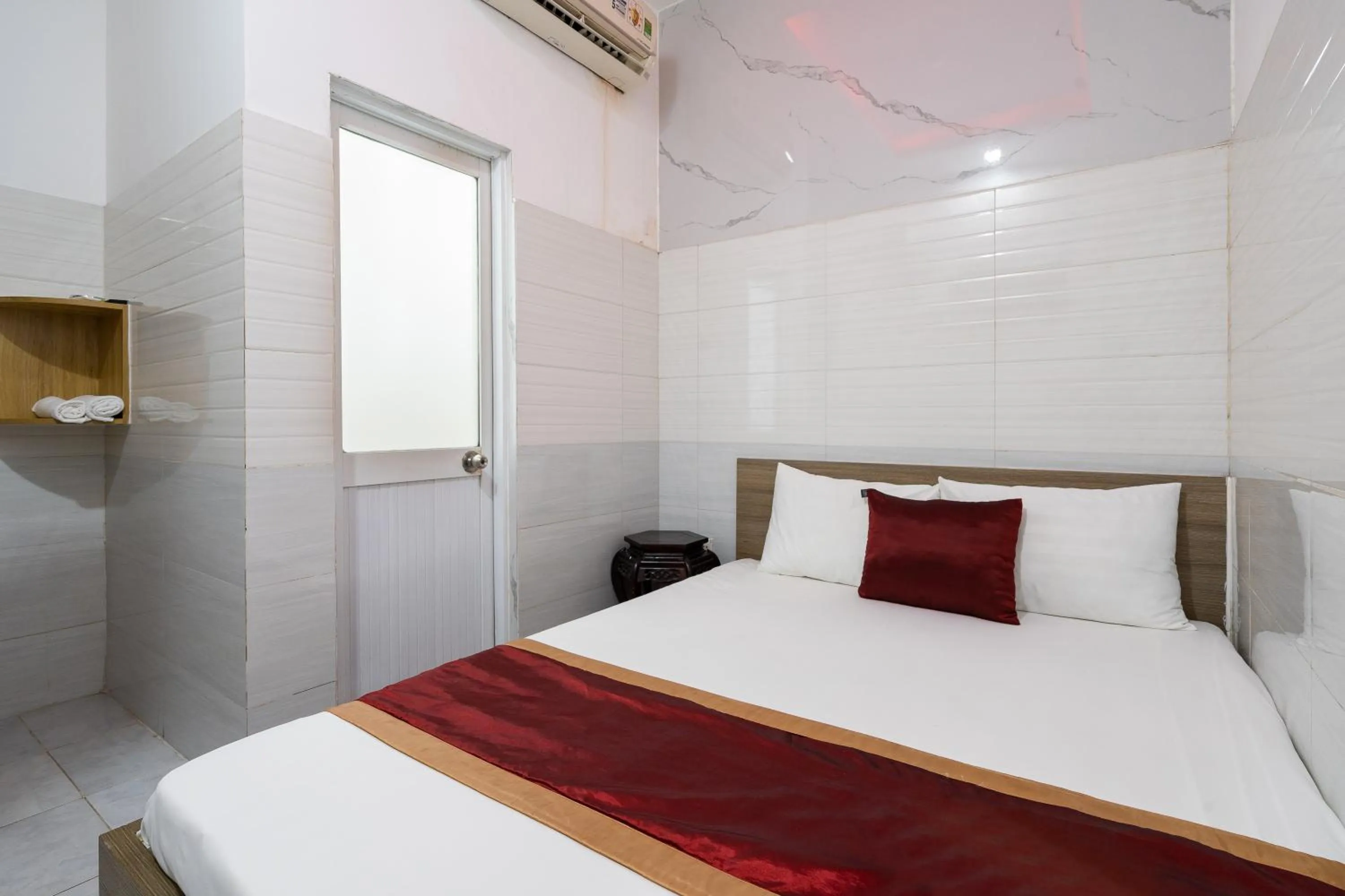 Photo of the whole room, Bed in Collection O District 12 - Mau Tim Hotel