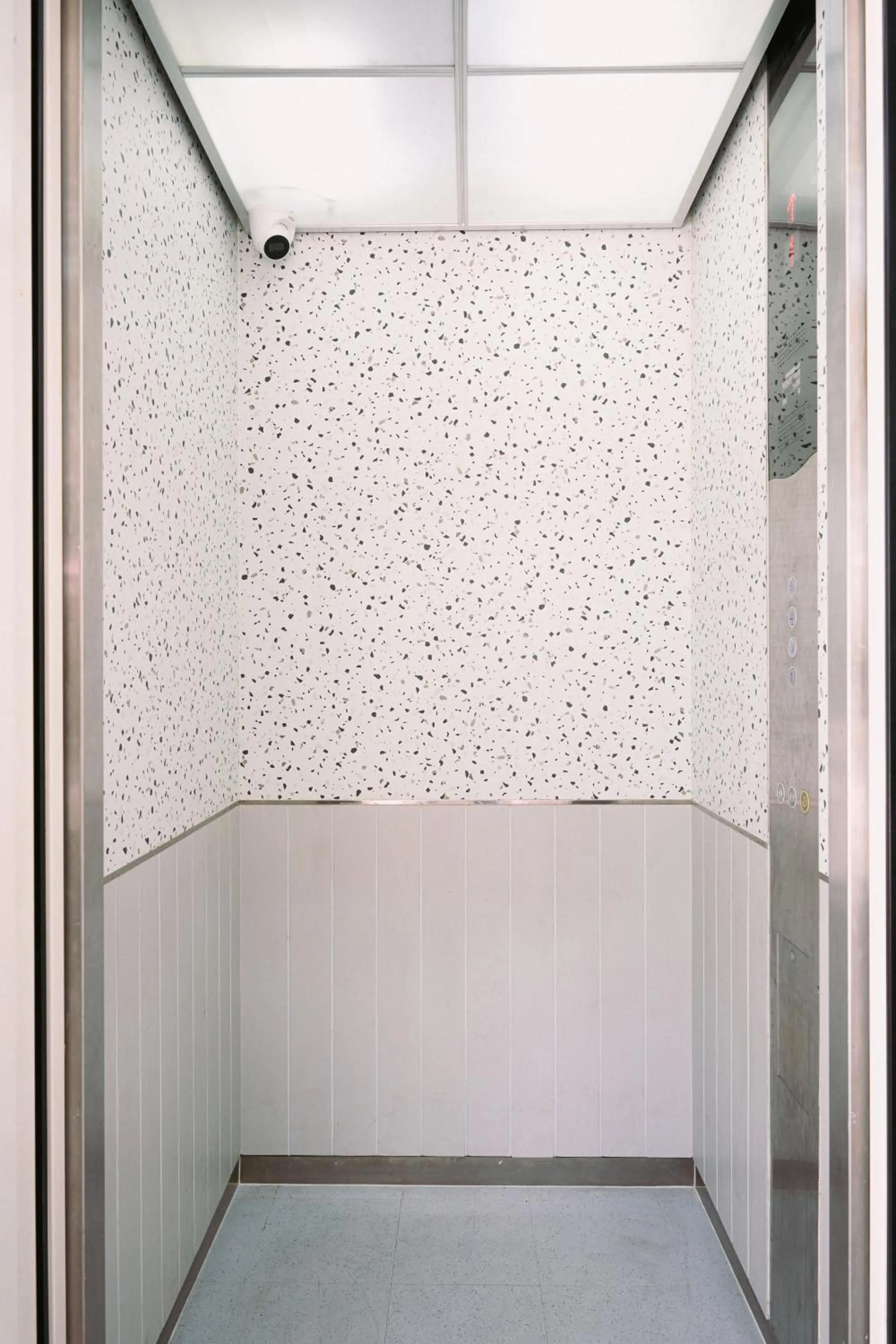 elevator in Go2bed Pattaya Hotel