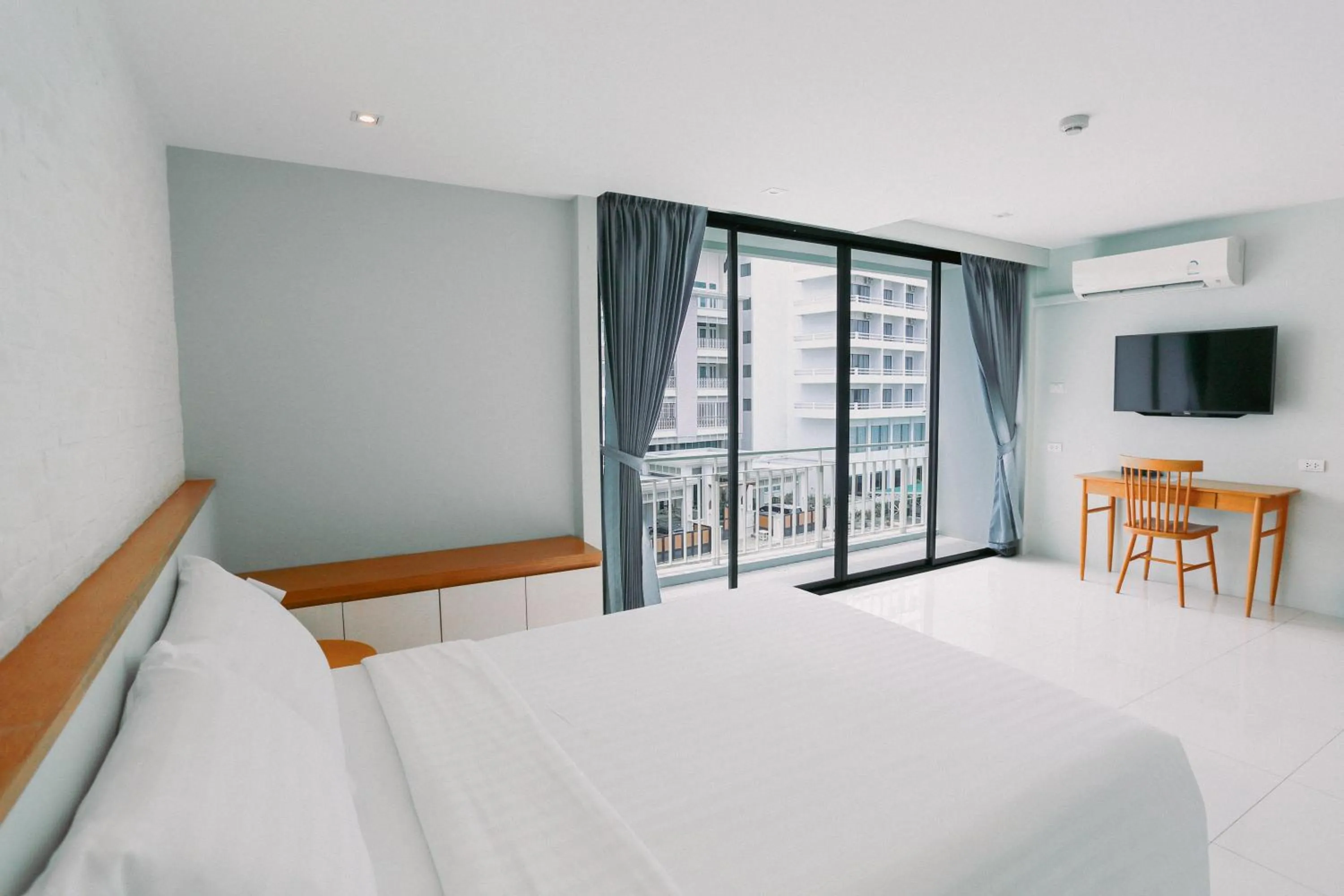 Communal lounge/ TV room, Bed in Go2bed Pattaya Hotel