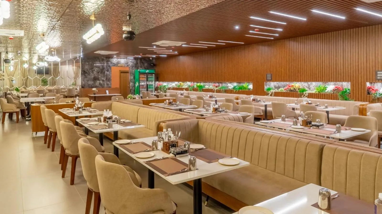 Restaurant/places to eat in Hotel Diyanvi