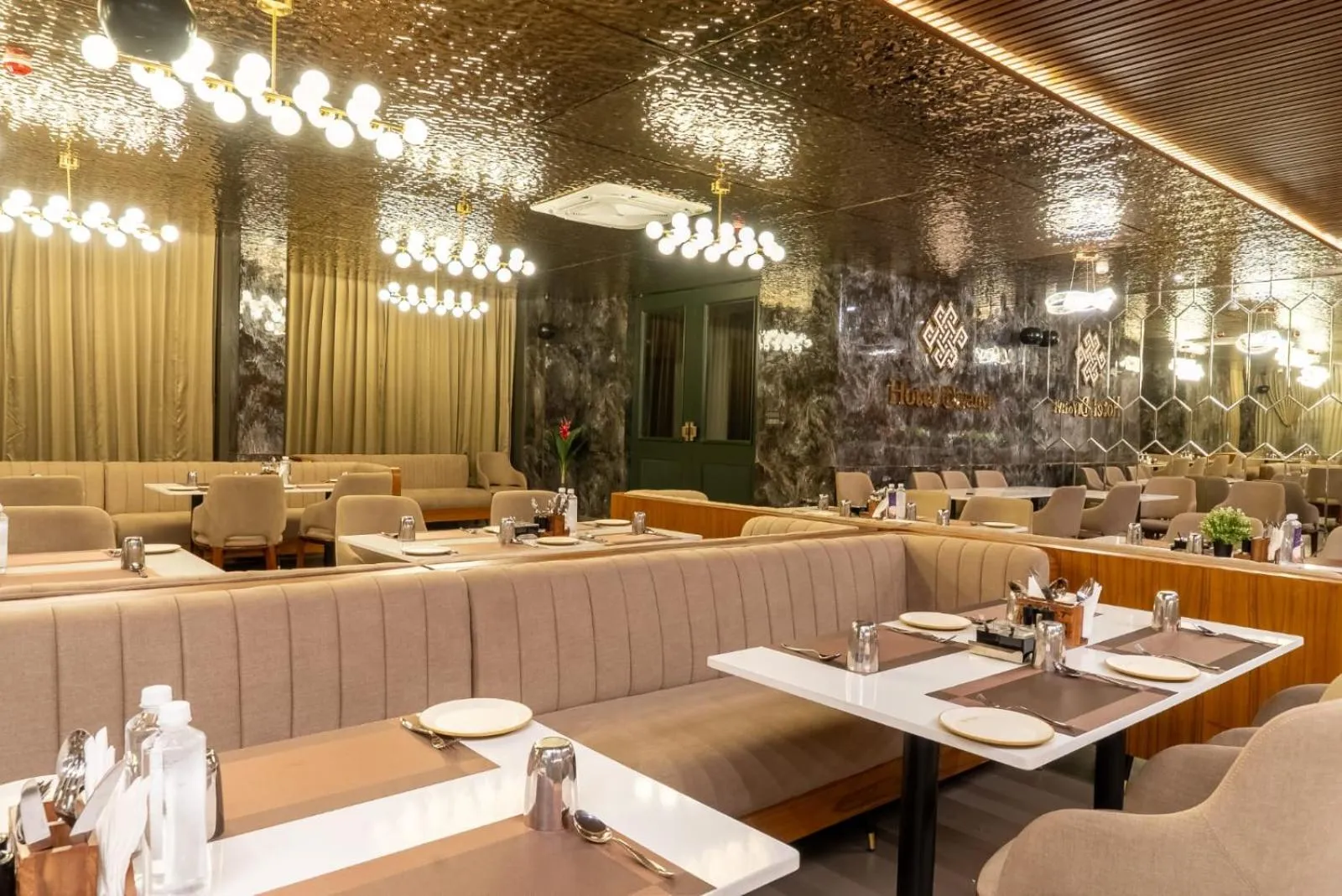 Restaurant/places to eat in Hotel Diyanvi