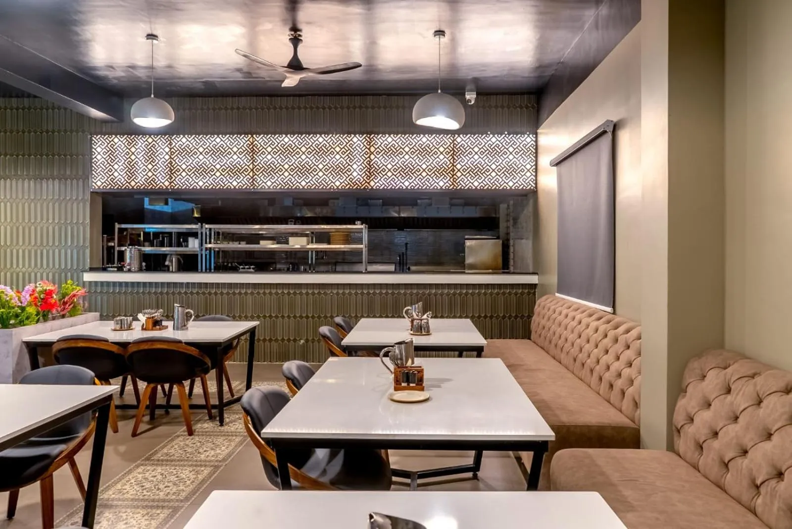 Restaurant/places to eat in Hotel Diyanvi