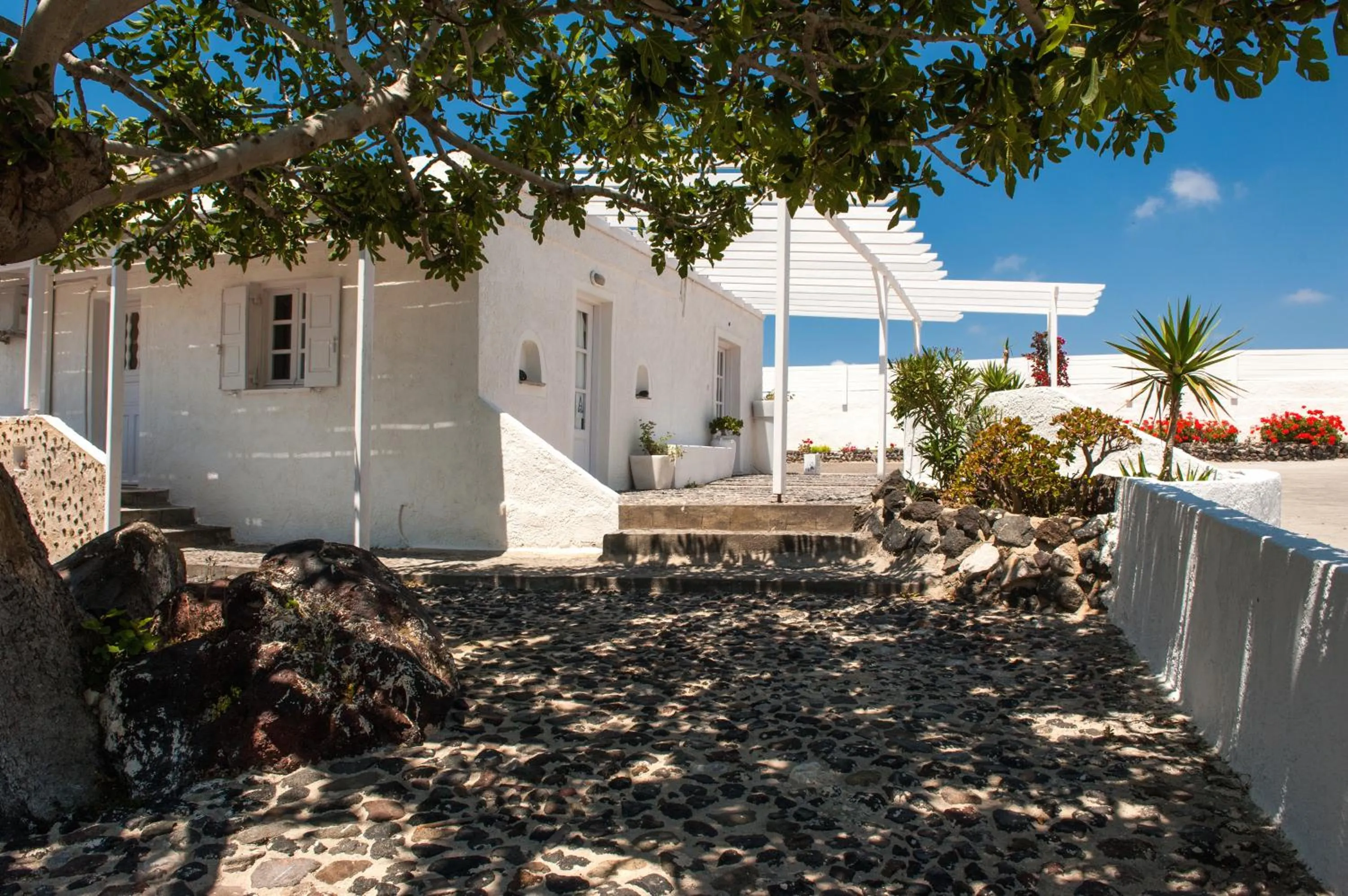 Facade/entrance in Artemis Suites