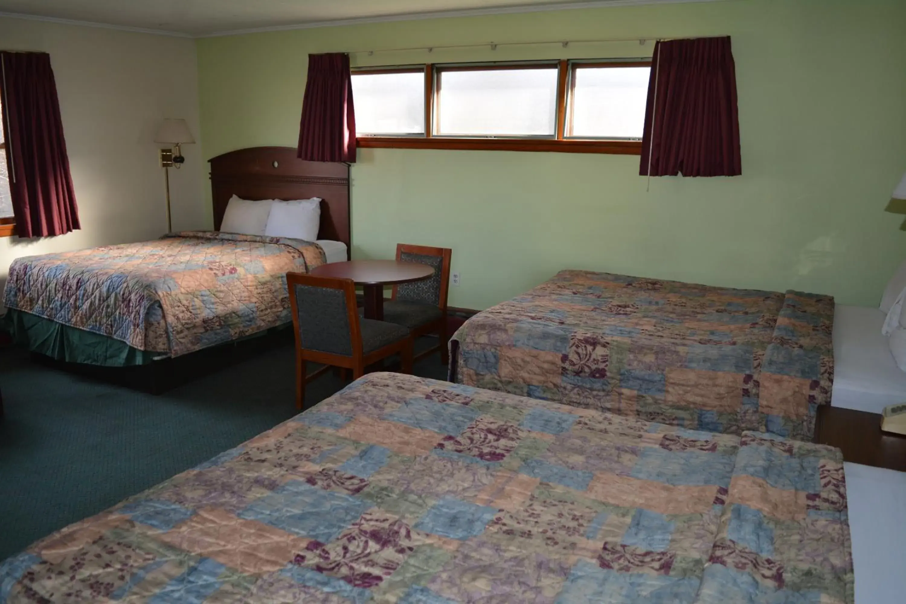Standard Triple Room in WYE Motor Lodge Duncansville - Altoona Standard Triple Room in WYE Motor Lodge Duncansville - Altoona