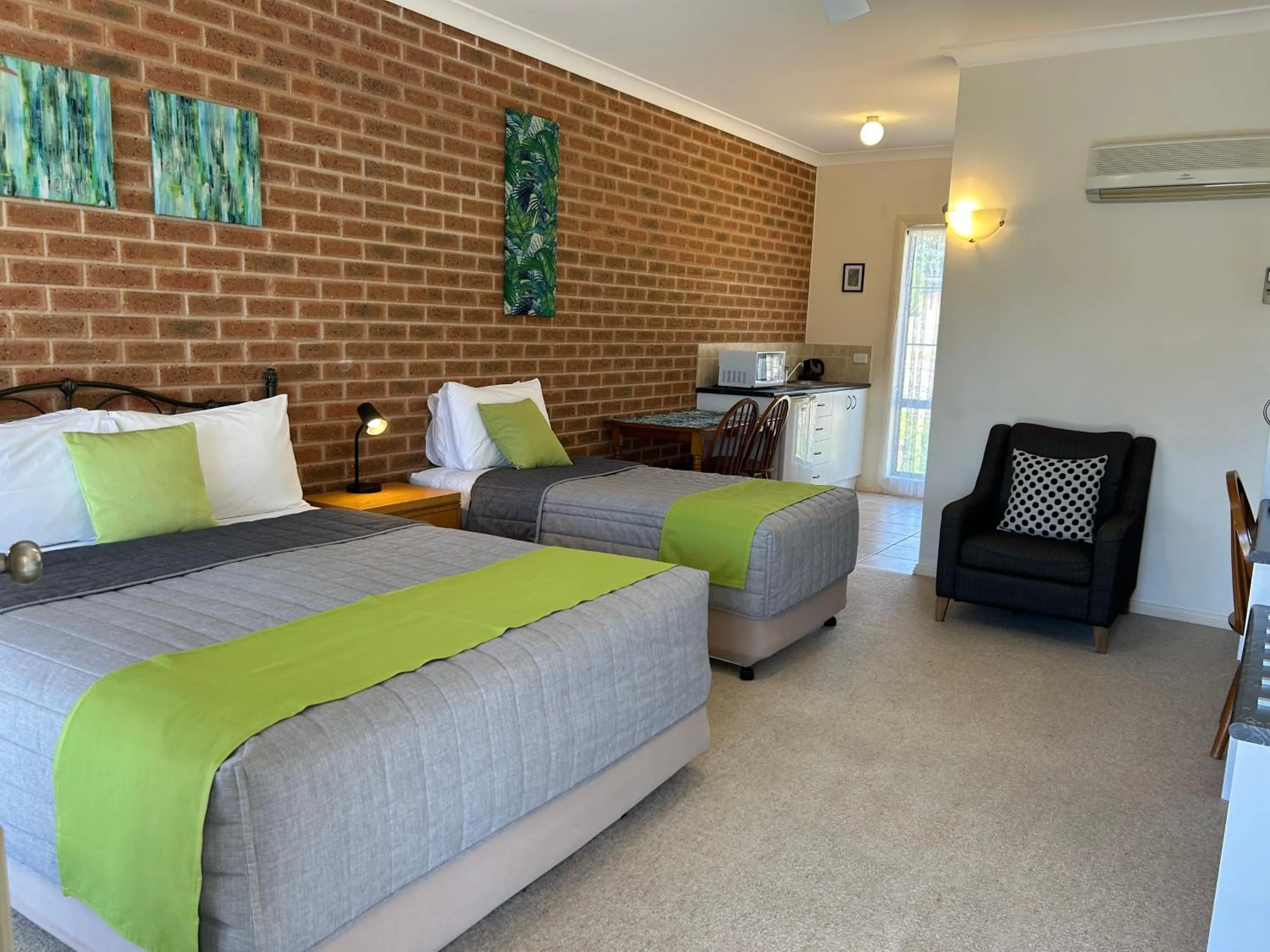 Photo of the whole room, Bed in Motel Views Yackandandah