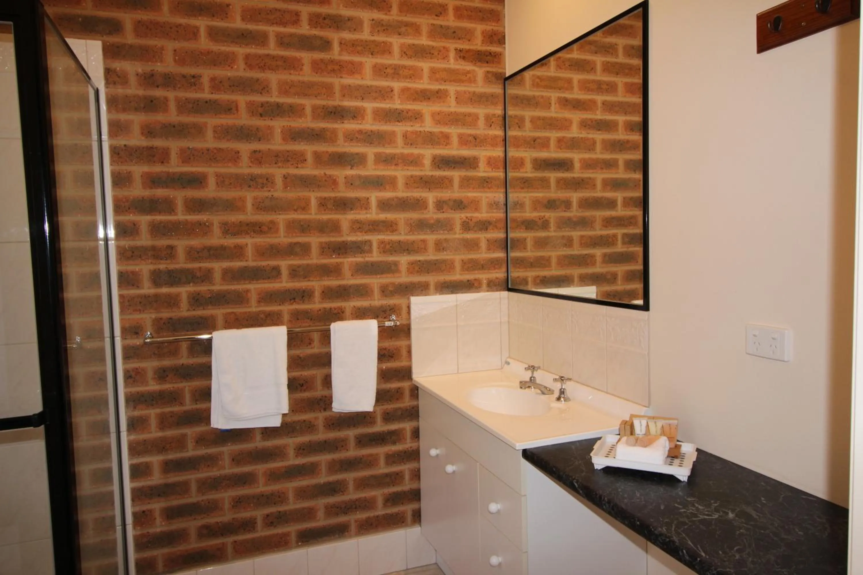 Bathroom in Motel Views Yackandandah