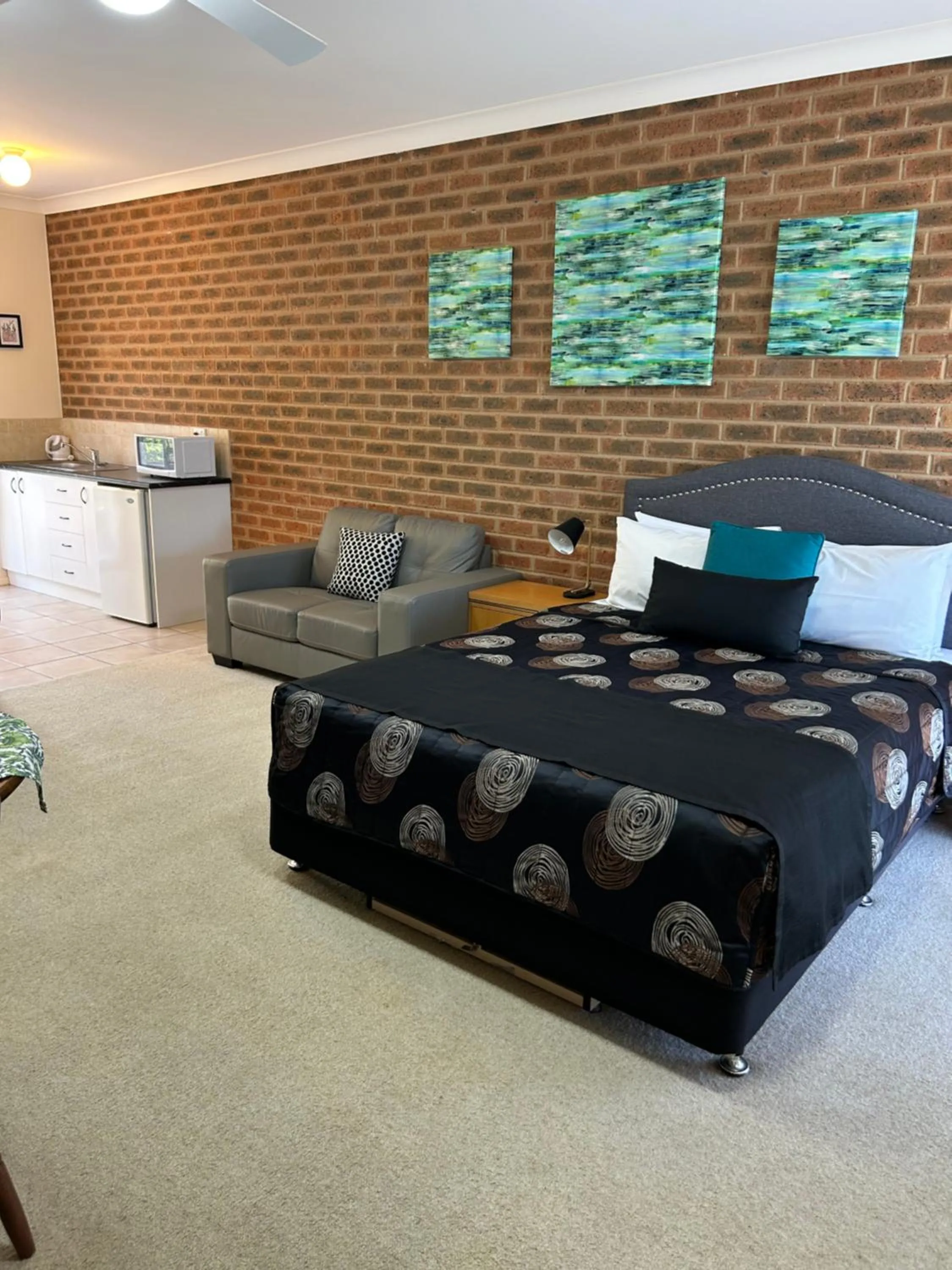 Kitchen or kitchenette in Motel Views Yackandandah