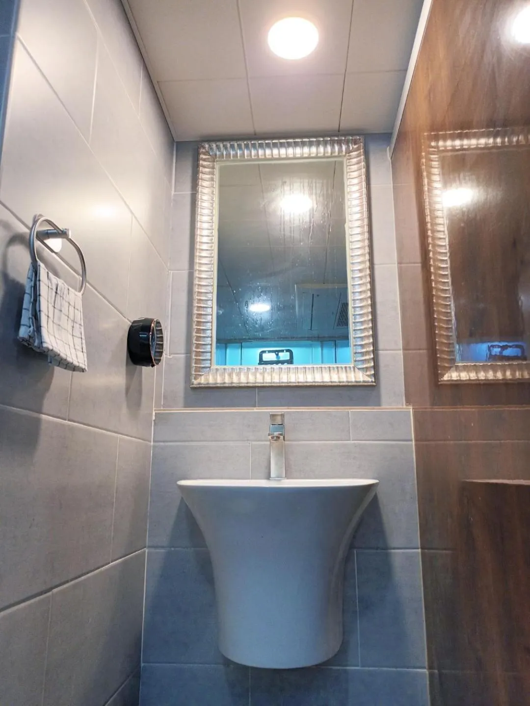 Bathroom in Elephant Hostel Nampo