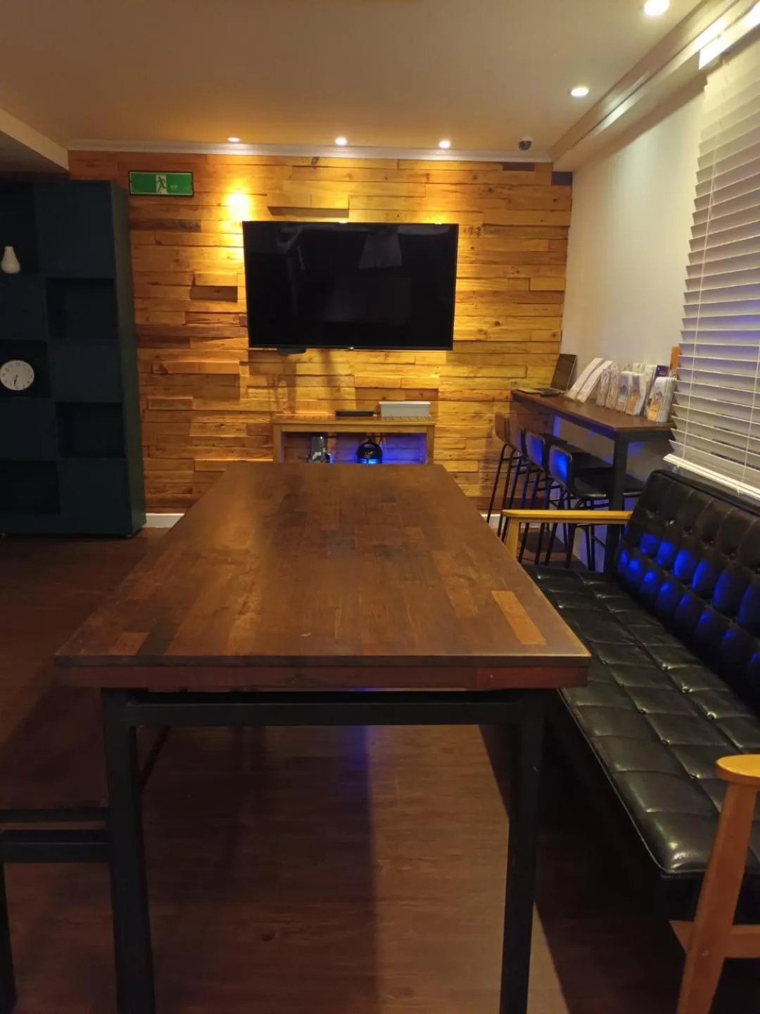 Communal lounge/ TV room in Elephant Hostel Nampo