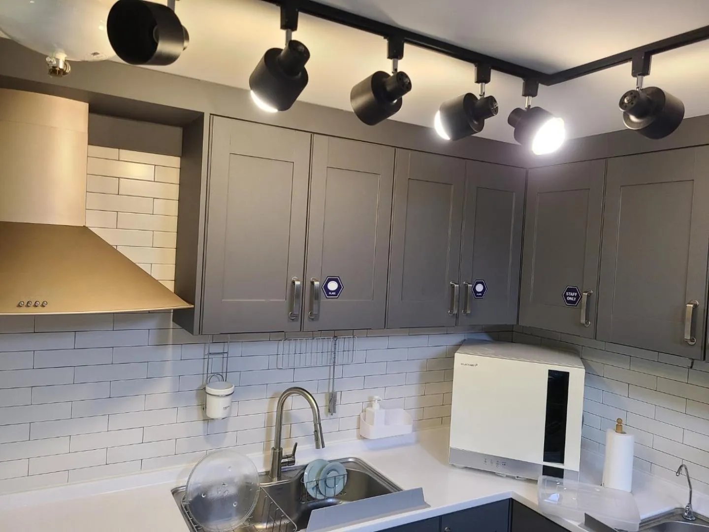 Kitchen or kitchenette in Elephant Hostel Nampo