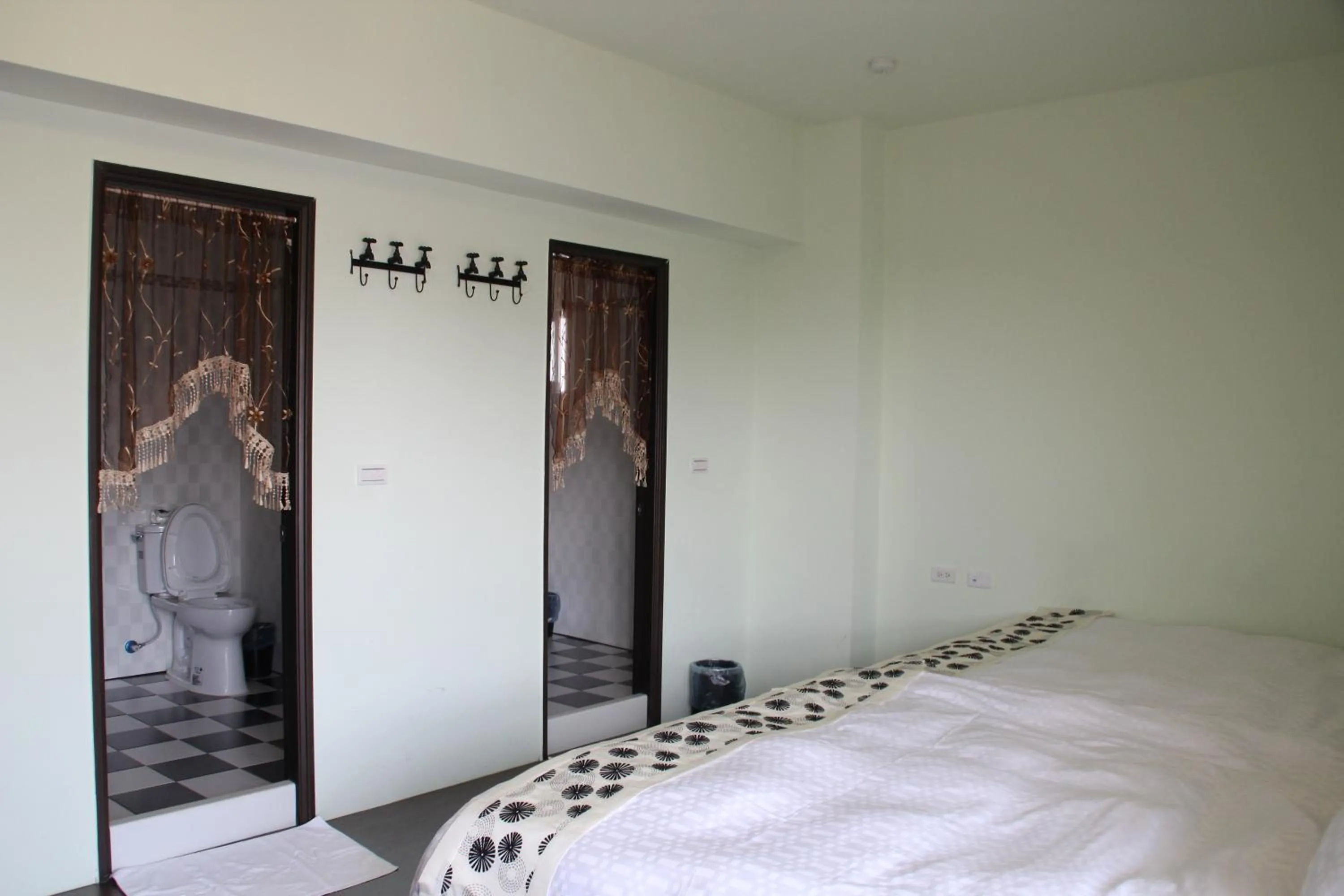 Bathroom, Bed in Magi House