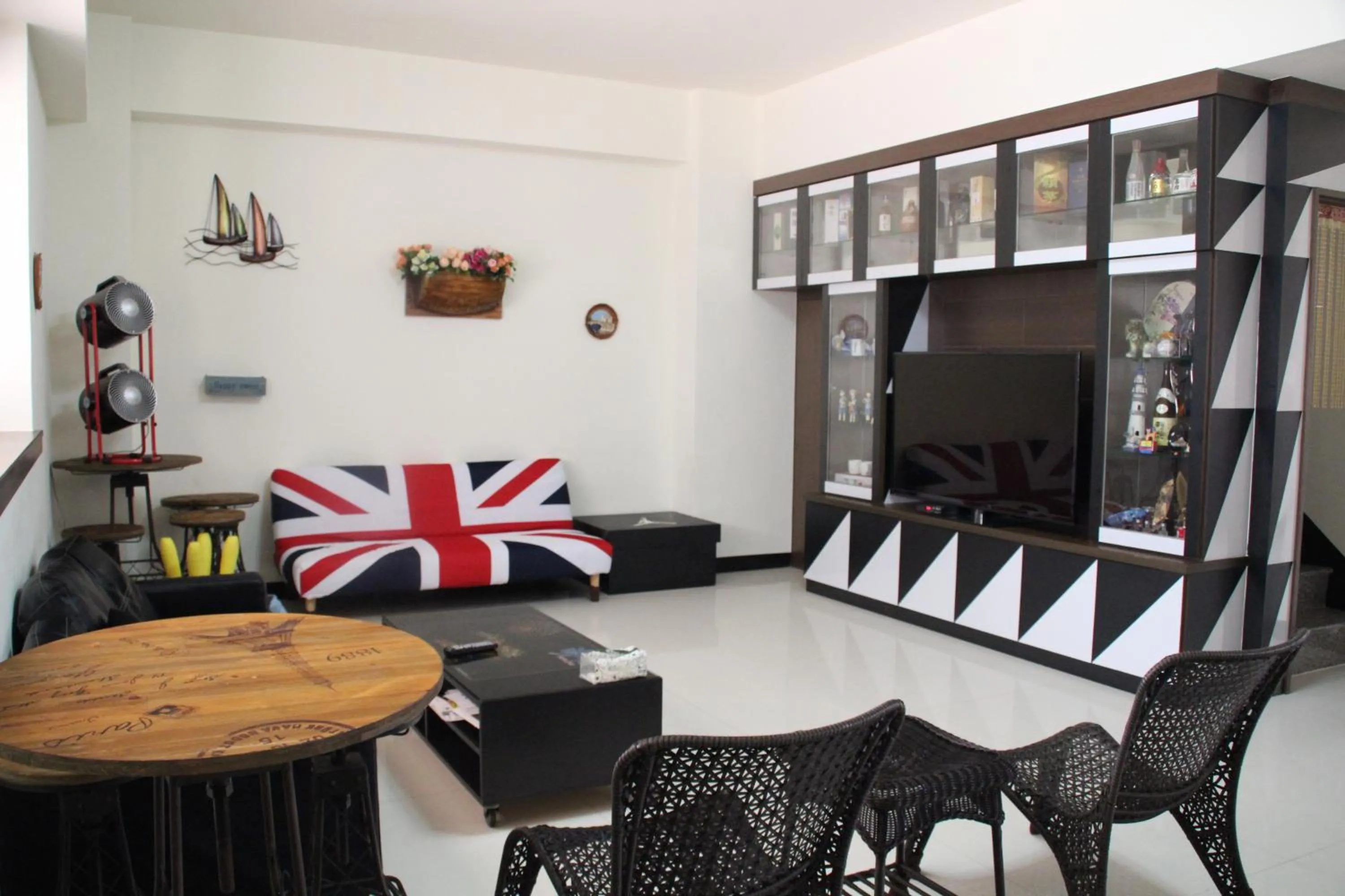 Communal lounge/ TV room in Magi House