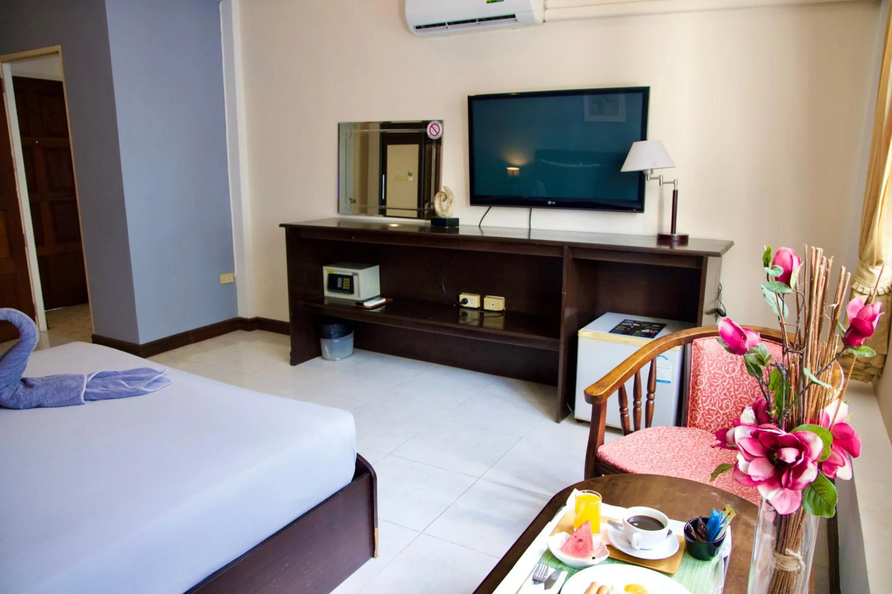 Photo of the whole room, Bed in GOLDEN GUESTHOUSE by The Beach Cha Am