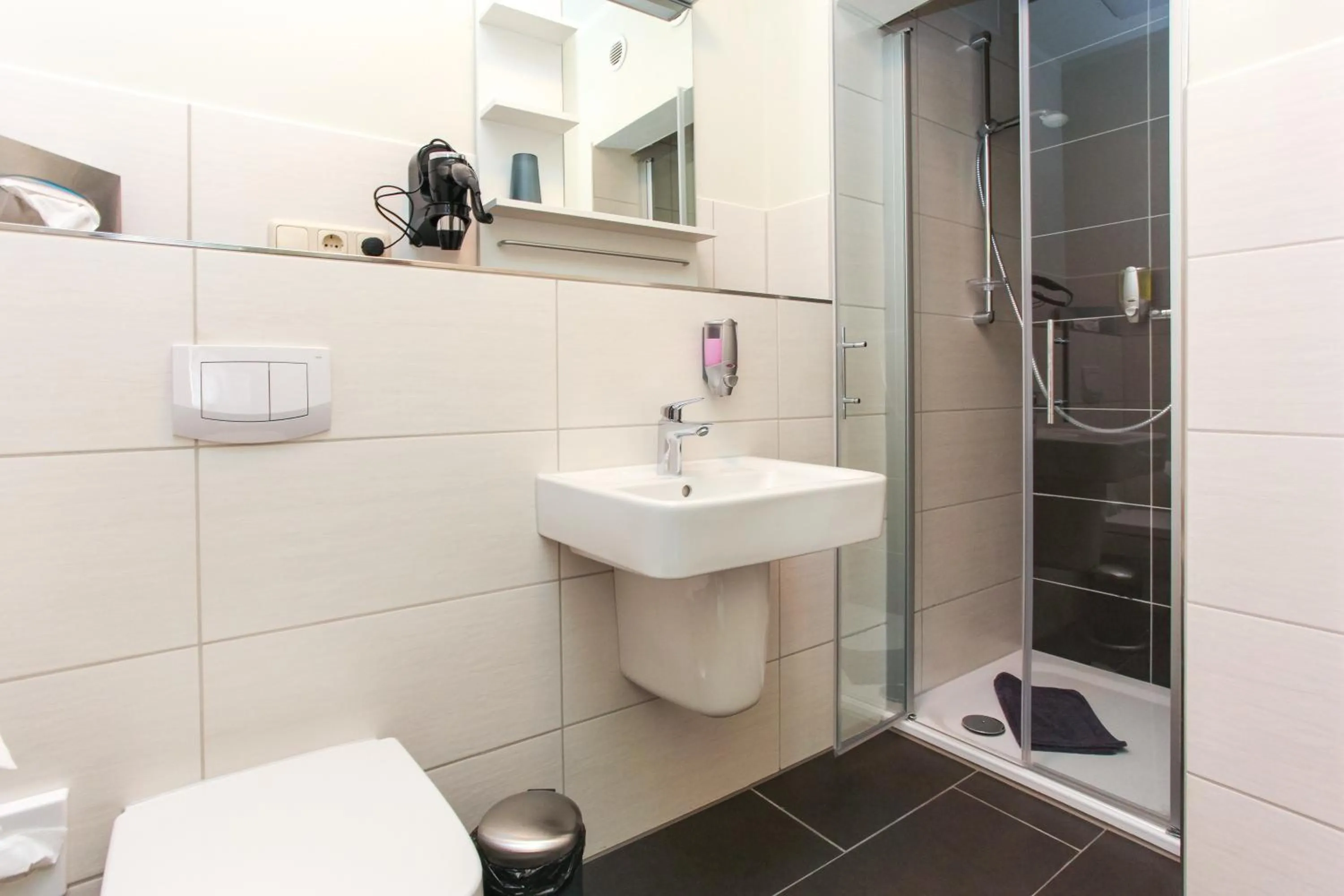 Standard Single Room with Shower - single occupancy in Restaurant & Pension Eshramo
