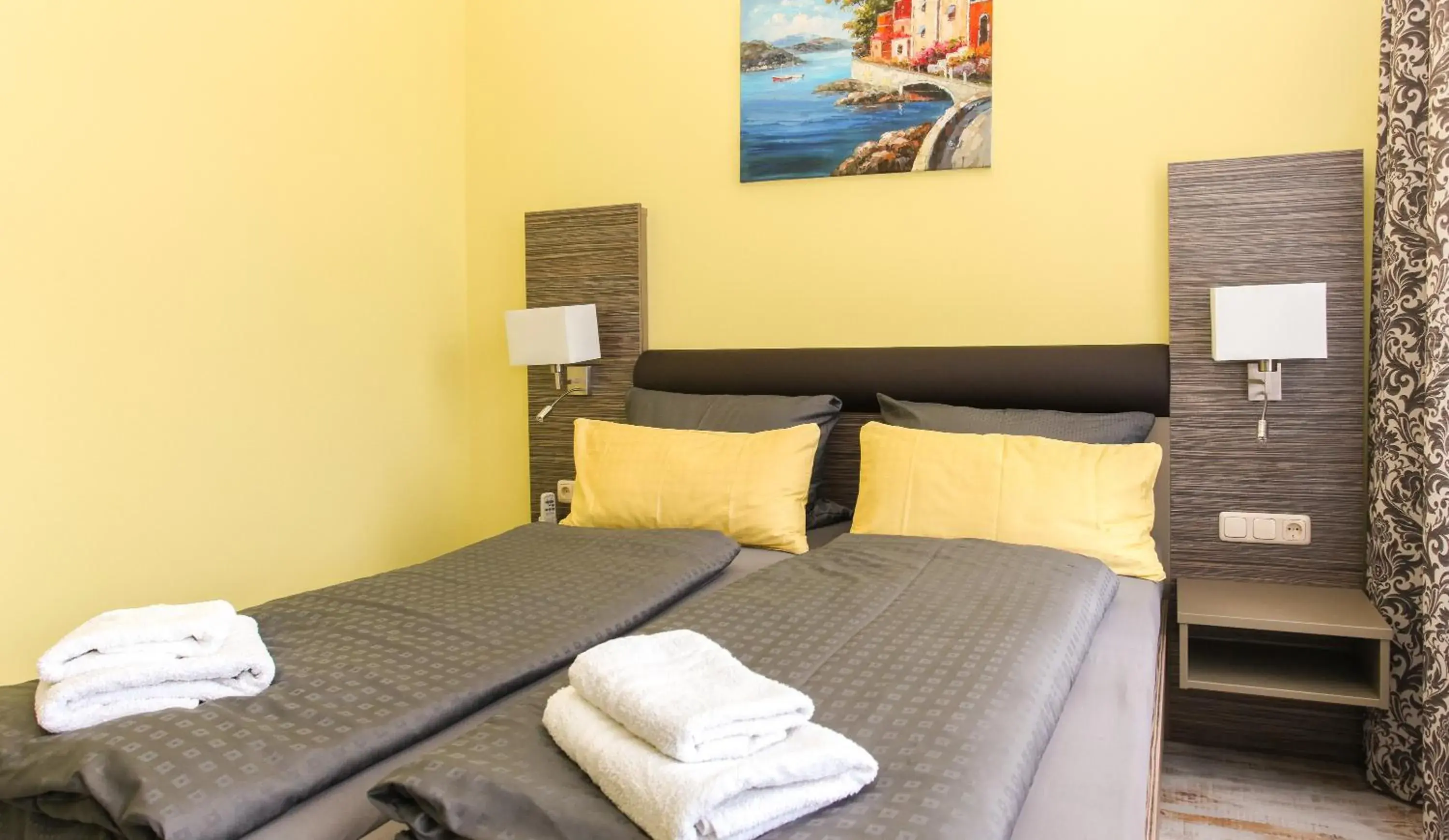 Double Room with Private Bathroom - single occupancy in Restaurant & Pension Eshramo Double Room with Private Bathroom - single occupancy in Restaurant & Pension Eshramo