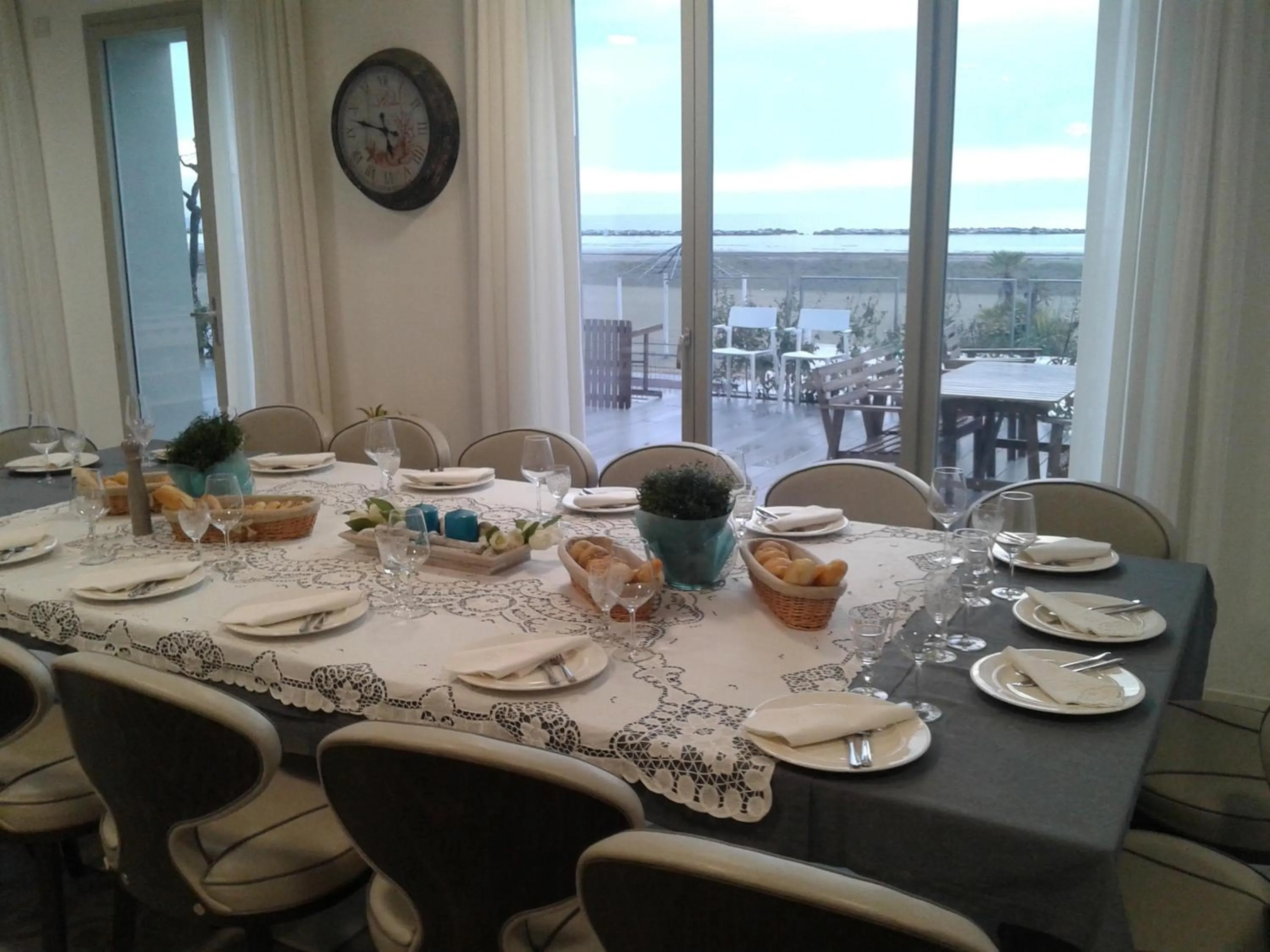 Communal lounge/ TV room in Hotel Madalù