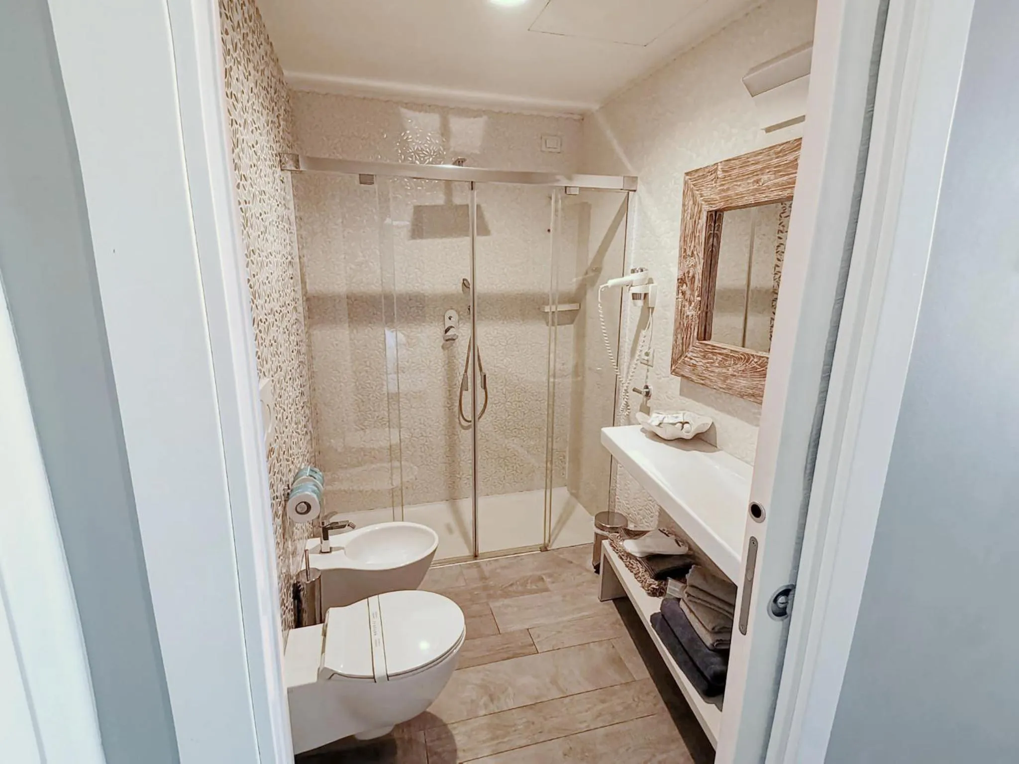 Shower in Hotel Madalù